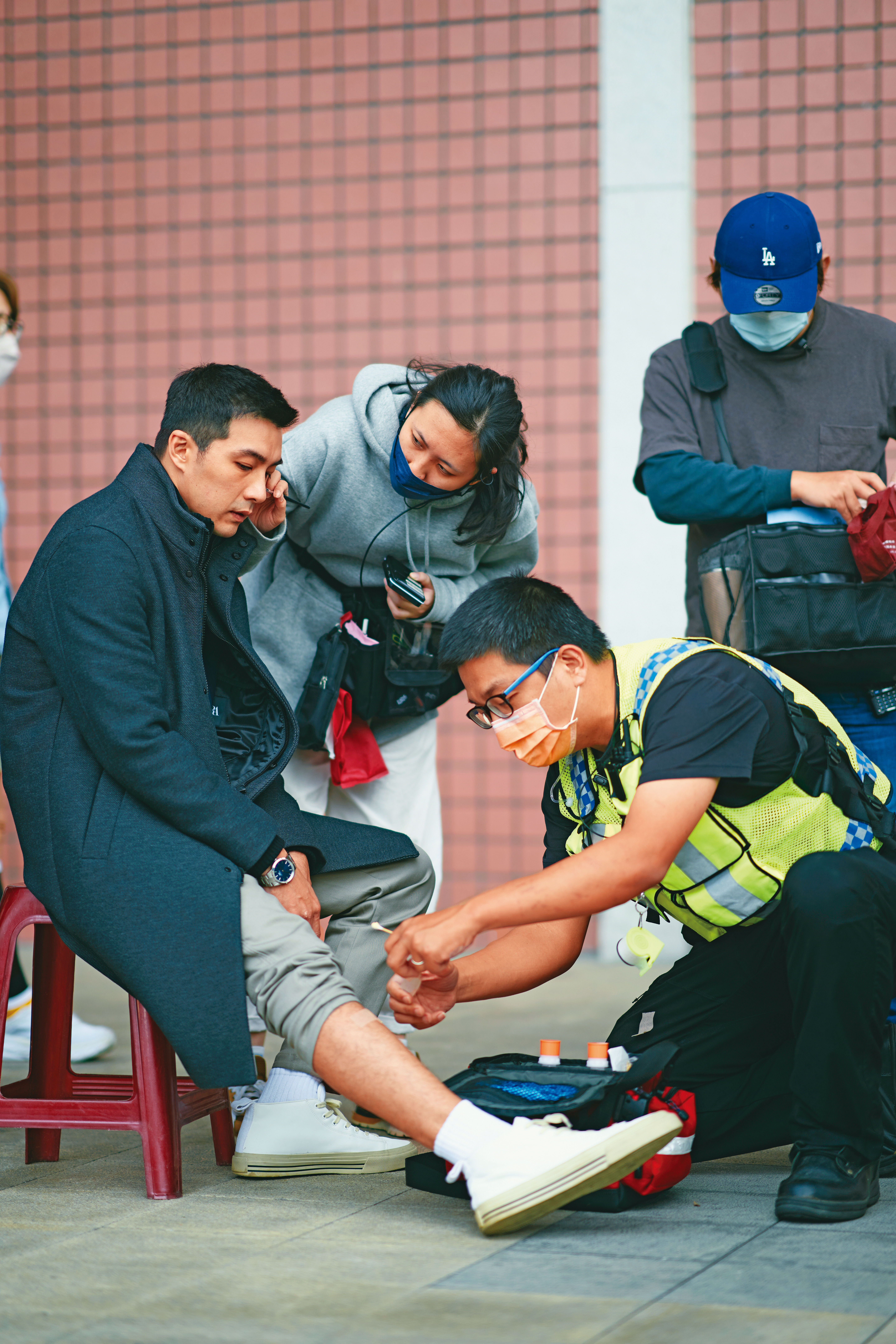 賀軍翔拍攝過程中受傷,隨組的緊急救護技術員立即處理包紮。(公視、MyVideo提供)