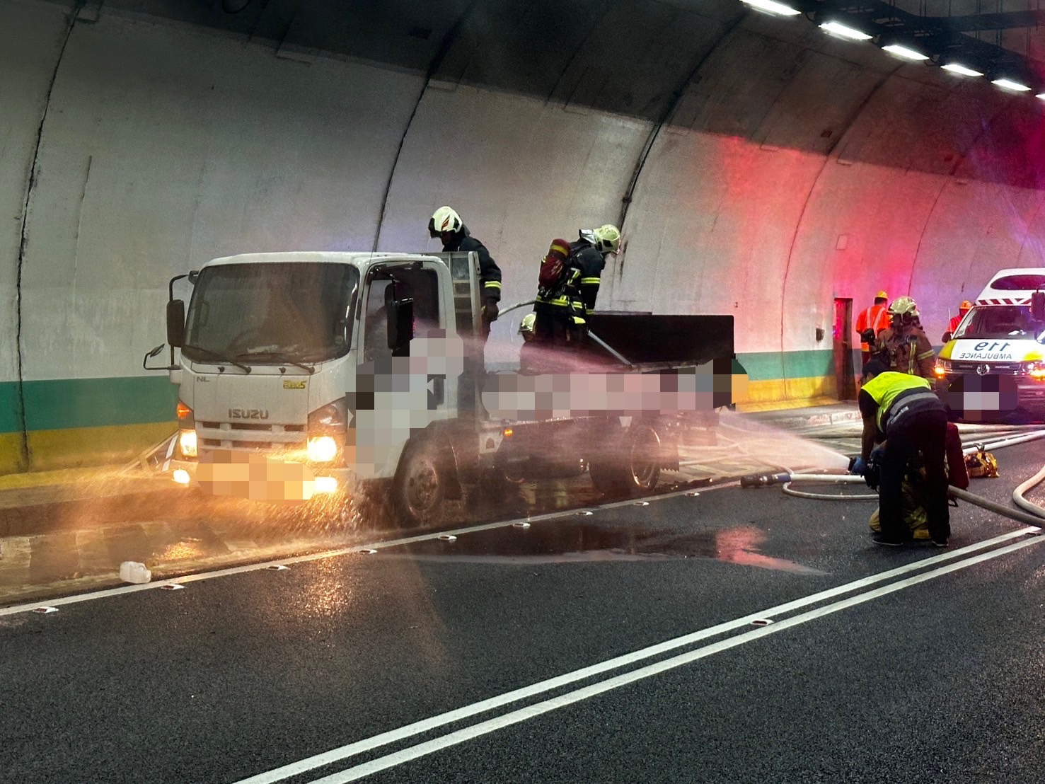 一輛載著廚具水槽的小貨車，今午在彭山隧道內不明原因起火。（翻攝畫面）