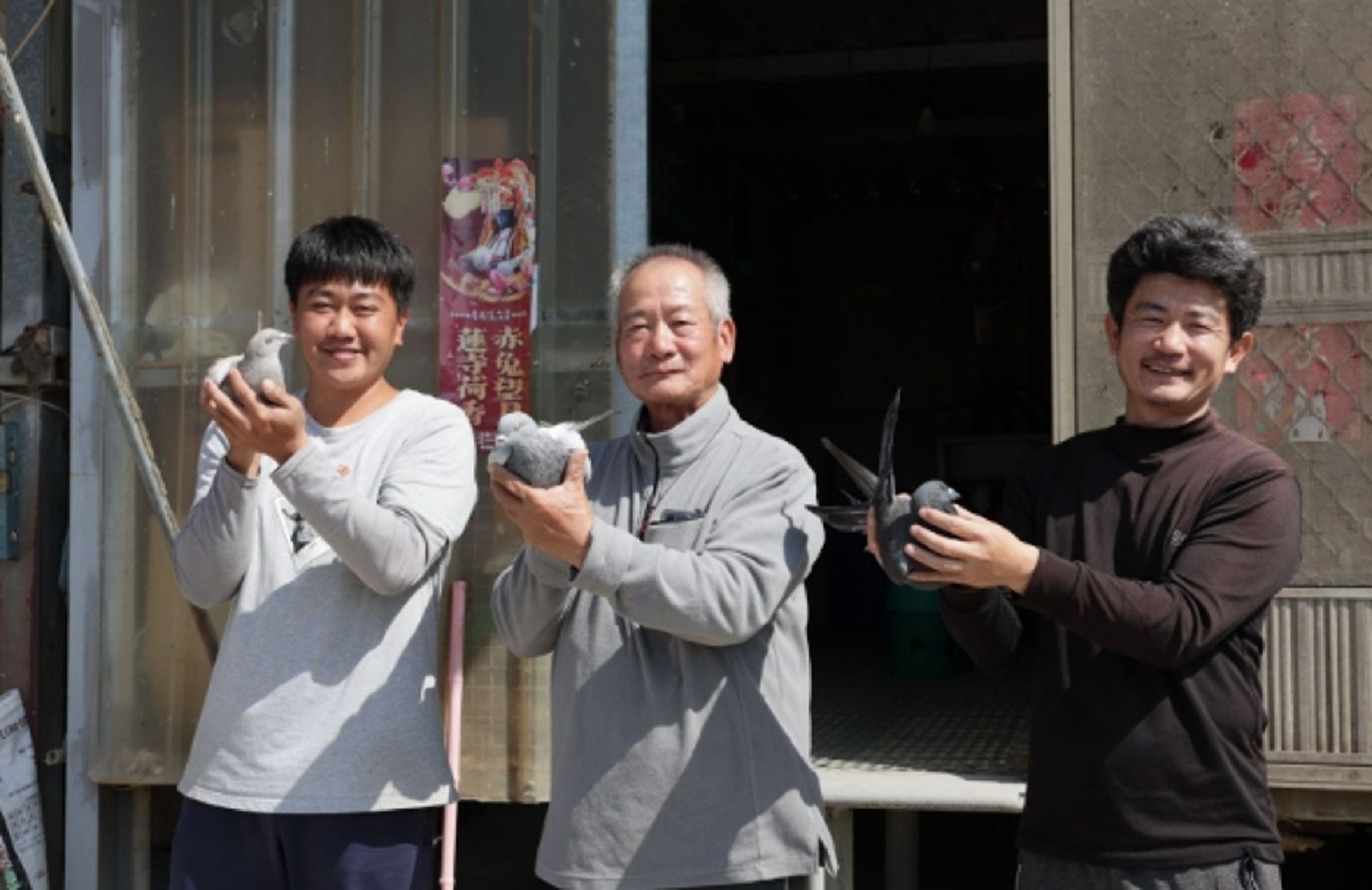 《揹笭的粉鳥》聚焦台南魏家父子3人:小兒子魏致得(左起)、父親魏明傑、大兒子魏竣嶔。(紀錄觀點《揹笭的粉鳥》提供)