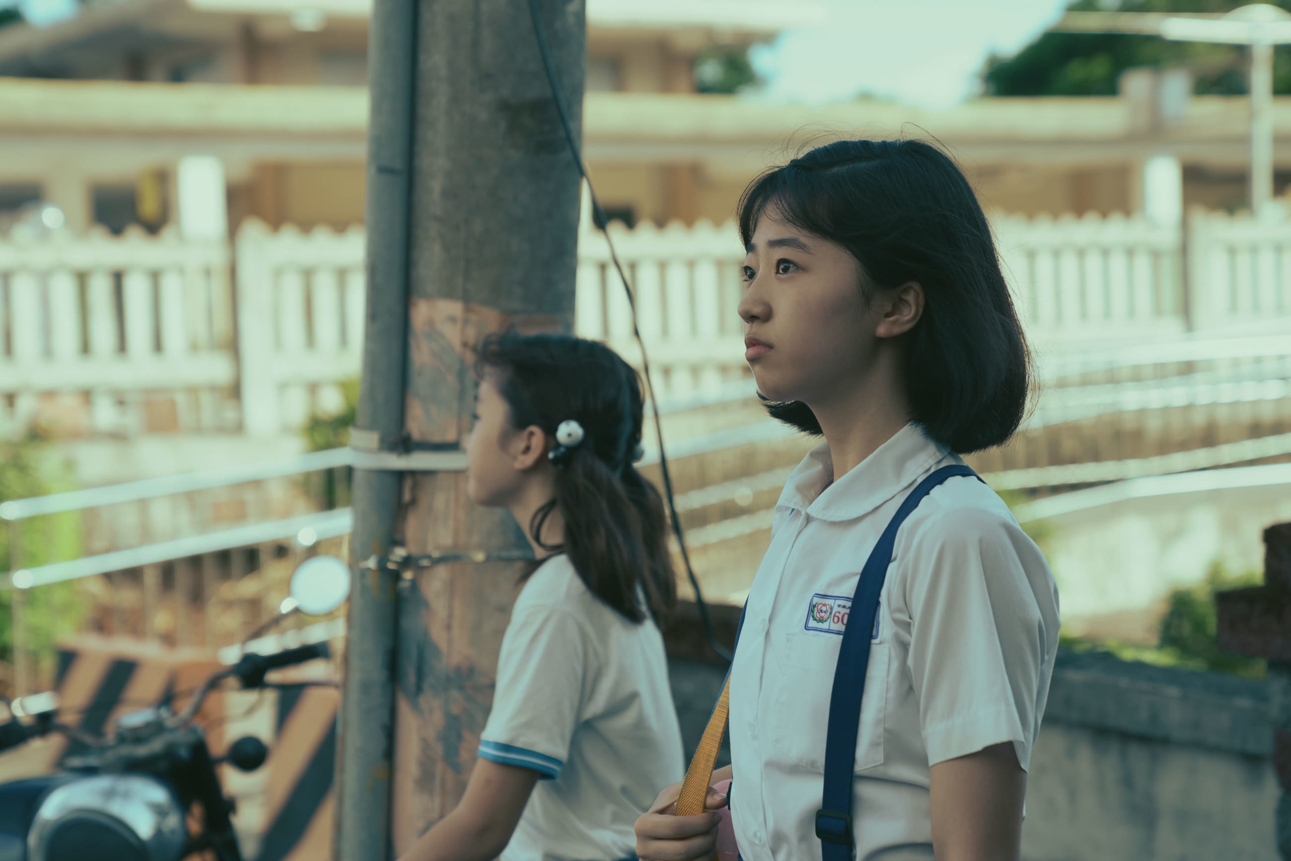 白小櫻（右）在電影中擔任重要人物「女孩」。（甲上電影提供）
