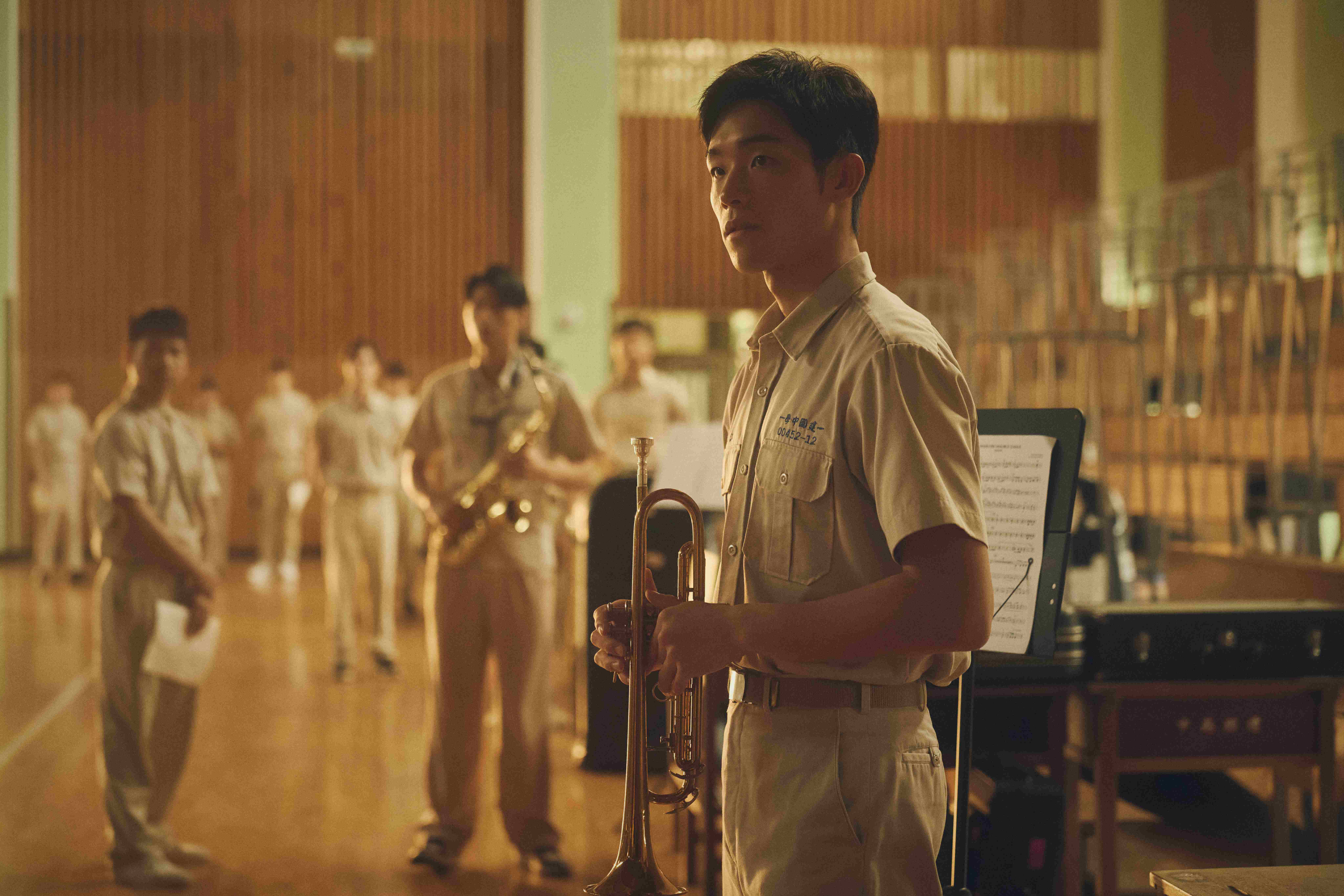 牧森片中在樂旗社團中專注練習小號，細膩演技詮釋青春歲月中的掙扎與成長。（未來進行曲提供）