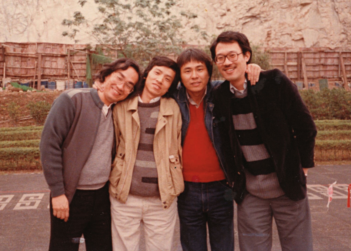廖慶松(左1)與同輩電影人吳念真(左2)、侯孝賢(右2)、萬仁(右1)共同開啟台灣電影新時代。(廖慶松提供)