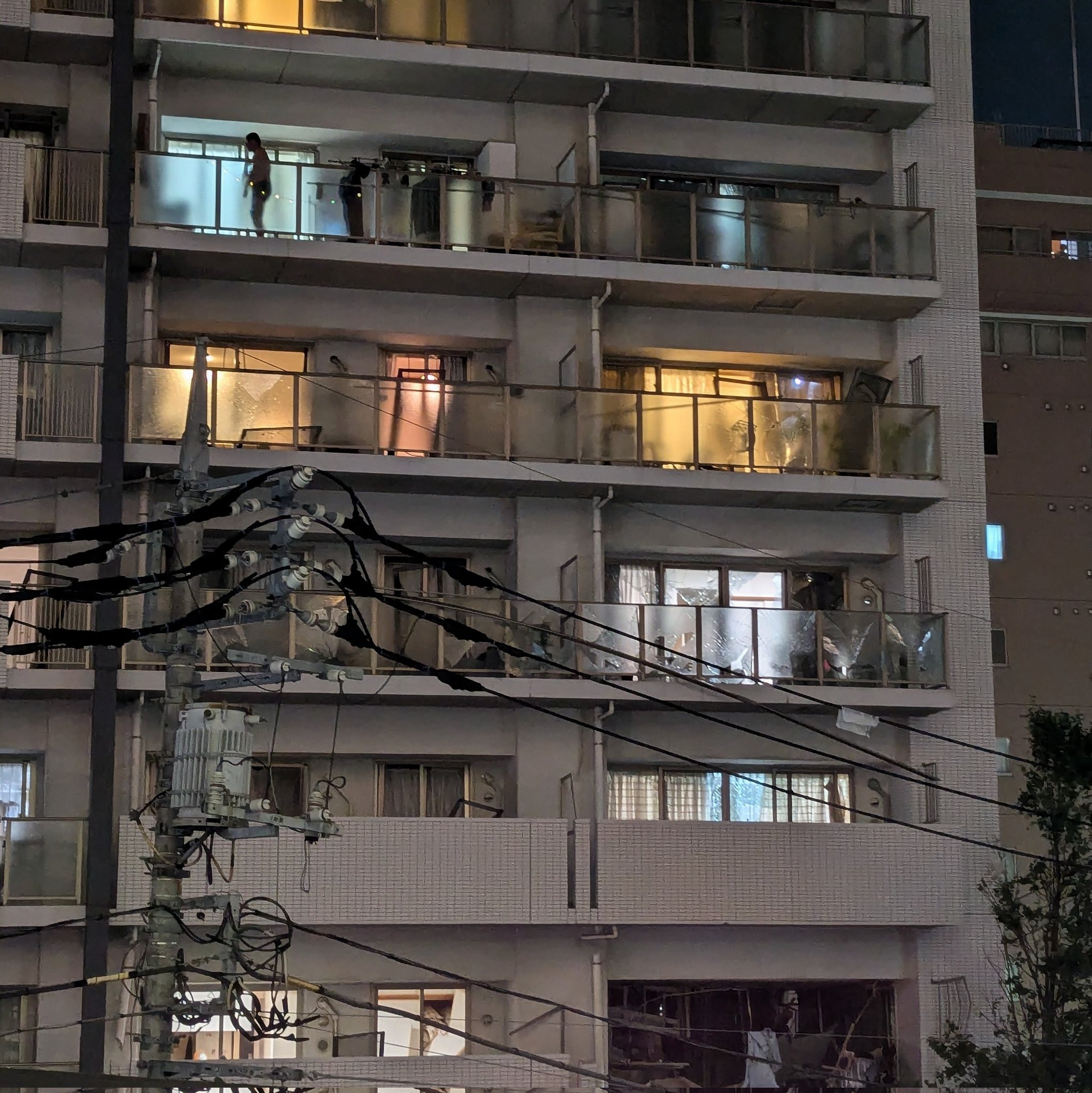 附近鄰居受到波及，玻璃、圍欄都被震裂。（翻自X平台）