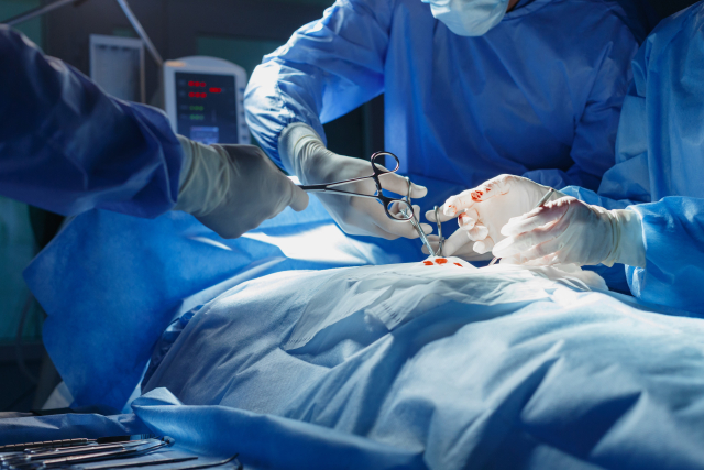 一名外科醫生因疲勞駕駛撞死人,最後淪為街友。(示意圖,photoAC)