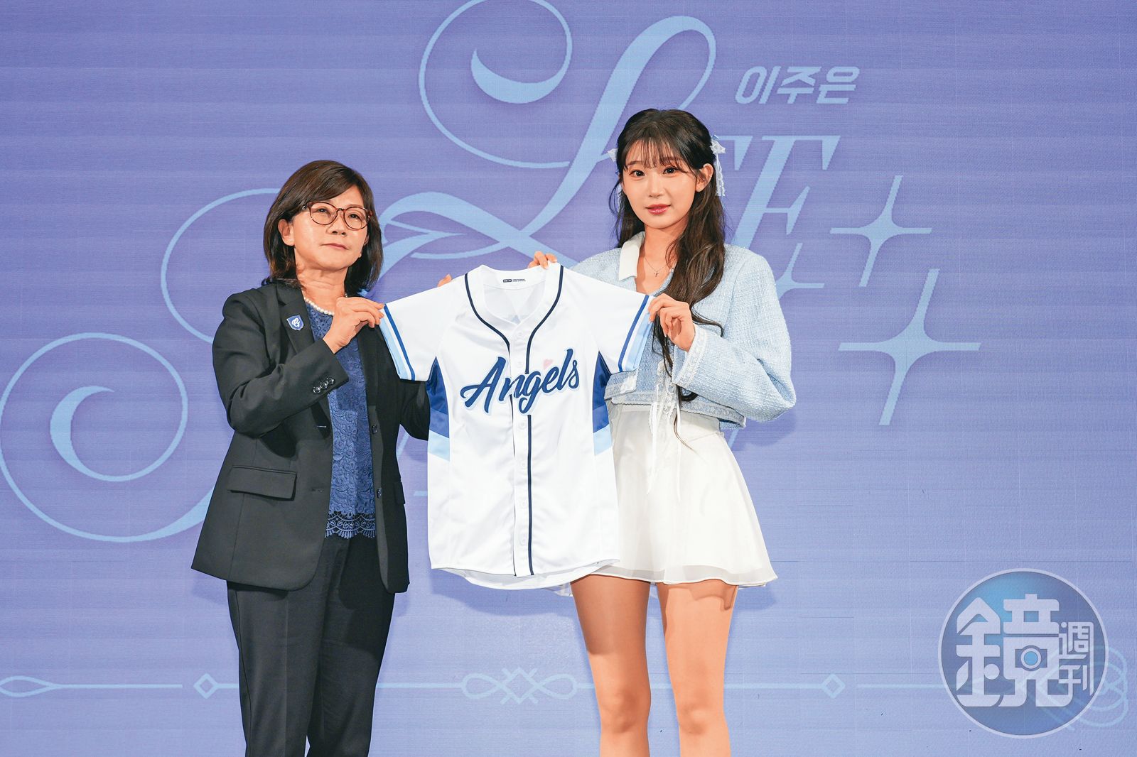 李珠珢（右）年初在富邦高層陳昭如（左）的見證下，拿到球衣宣布來台發展