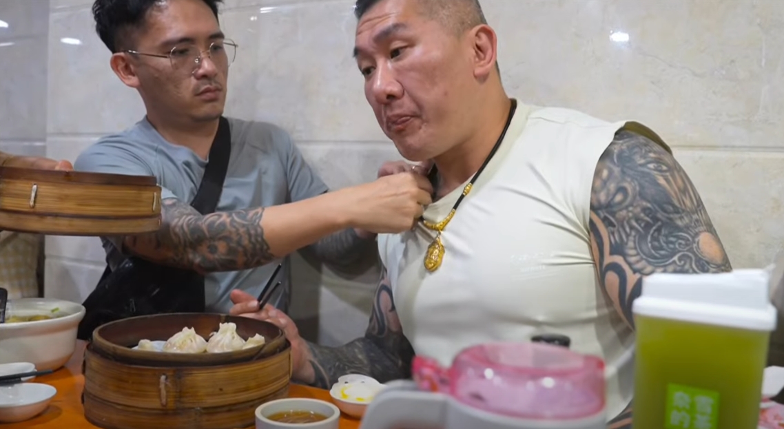 館長到上海並開直播。（翻攝自館長直播）