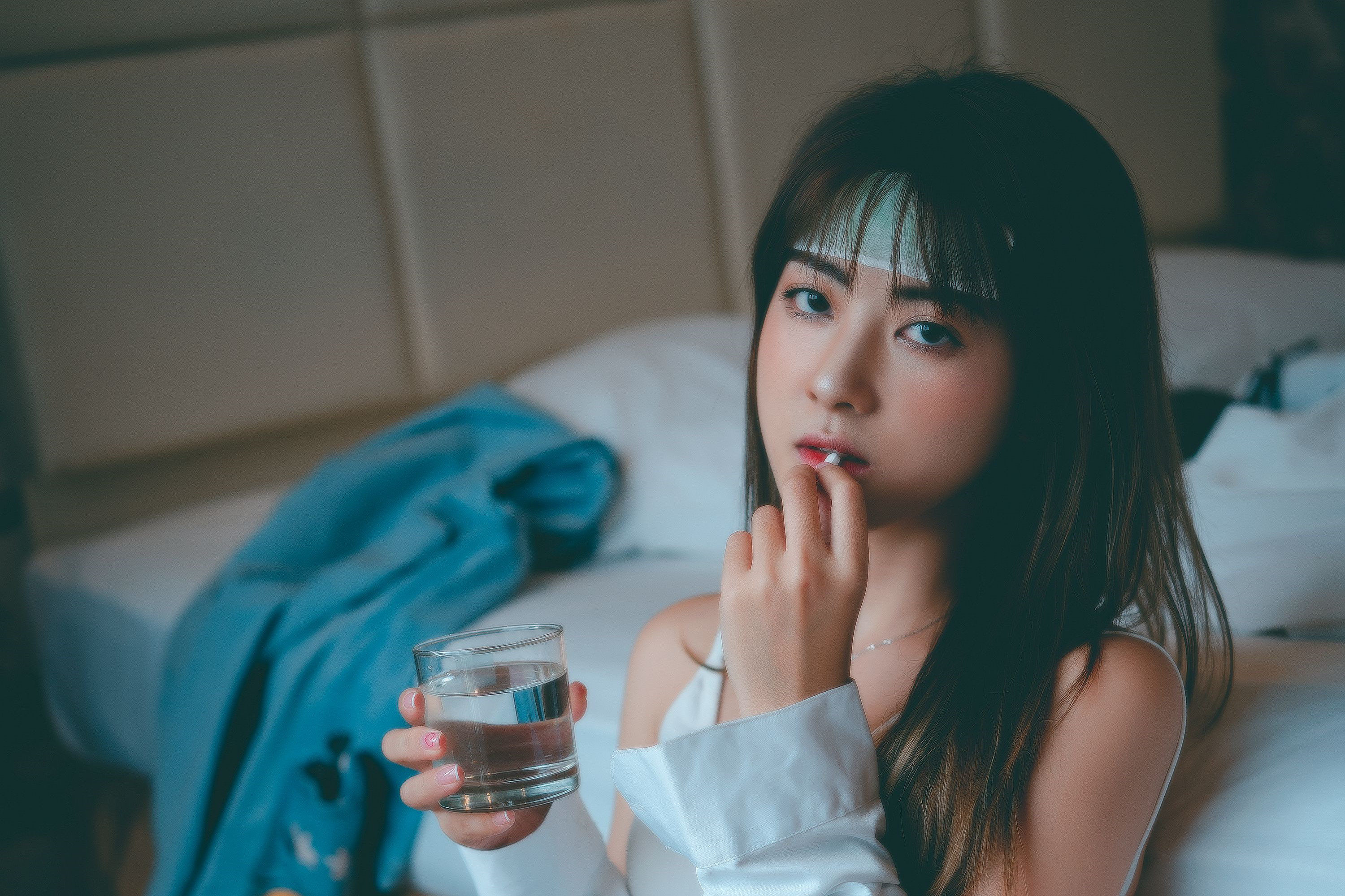 吃藥要配溫開水,千萬不要用提神飲料、茶、咖啡、牛奶、果汁或酒類等飲品配藥,以免產生藥物交互作用。(Pexels提供)