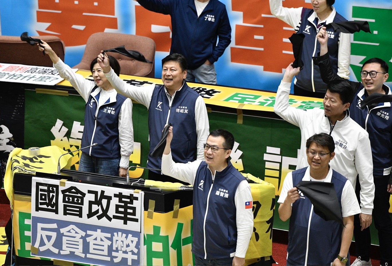 傅崐萁（左2）表示，他把人身攻擊當作是消業障。