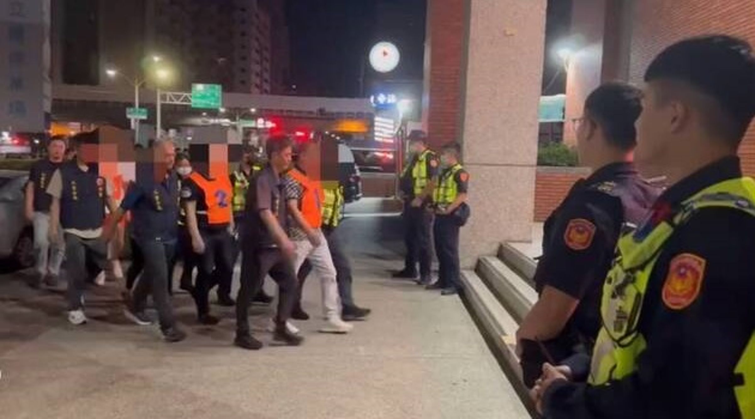 警方不到4小時逮捕在睡夢中的14名嫌犯。（翻攝畫面）