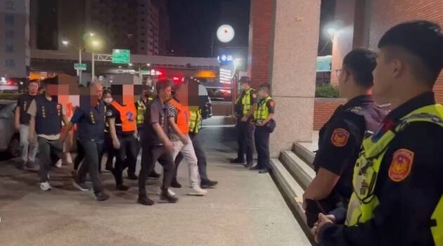 警方不到4小時逮捕在睡夢中的14名嫌犯。（翻攝畫面）