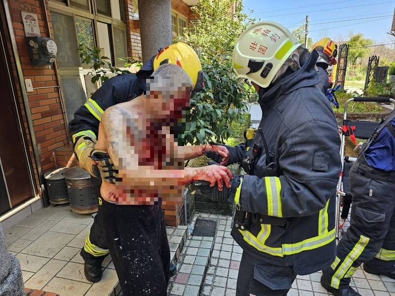 洪男肢體遭炸傷，滿身是血，被消防人員送醫救治。（翻攝畫面）