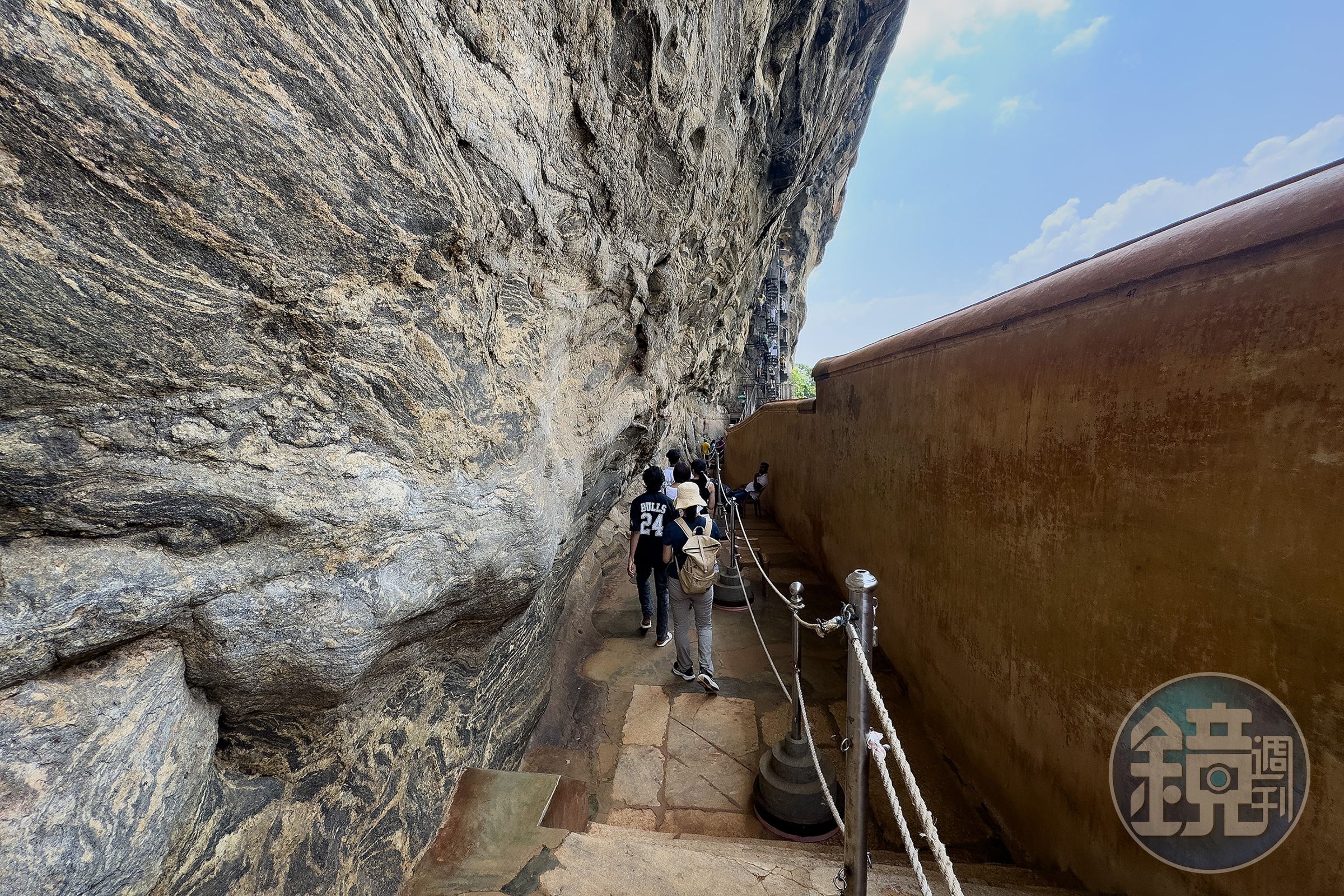 在前往觀賞壁畫的途中，會先經過高約3公尺的「鏡牆（Mirror Wall」），古代工匠使用白石灰、蛋清、蜂蜜與野蜂蠟混合的特殊塗料，經過不斷地塗抹與反覆拋光，讓這片石磚牆變成一面金色鏡子，甚至能倒映出國王走在長廊上的身影。