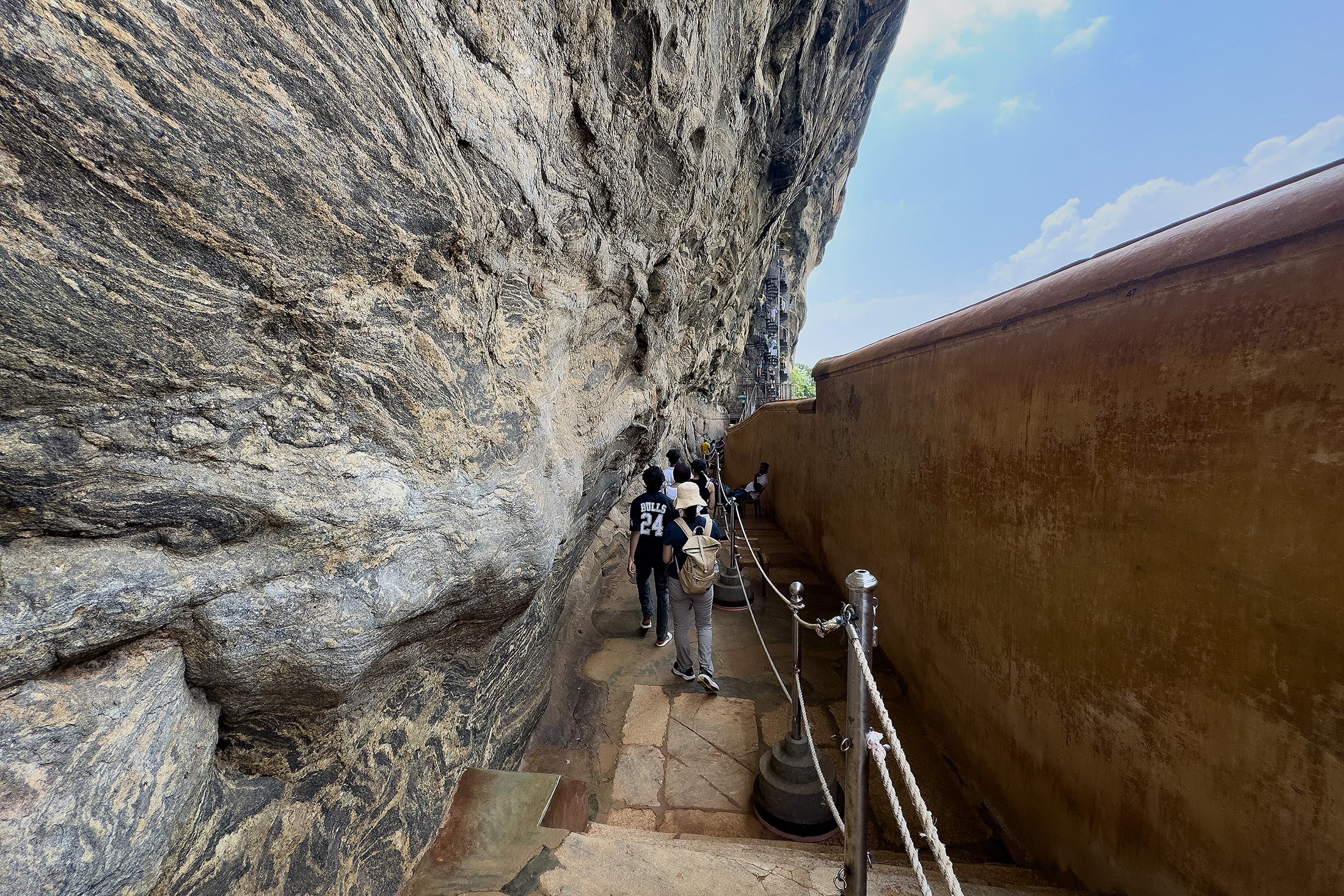 在前往觀賞壁畫的途中,會先經過高約3公尺的「鏡牆(Mirror Wall」),古代工匠使用白石灰、蛋清、蜂蜜與野蜂蠟混合的特殊塗料,經過不斷地塗抹與反覆拋光,讓這片石磚牆變成一面金色鏡子,甚至能倒映出國王走在長廊上的身影。