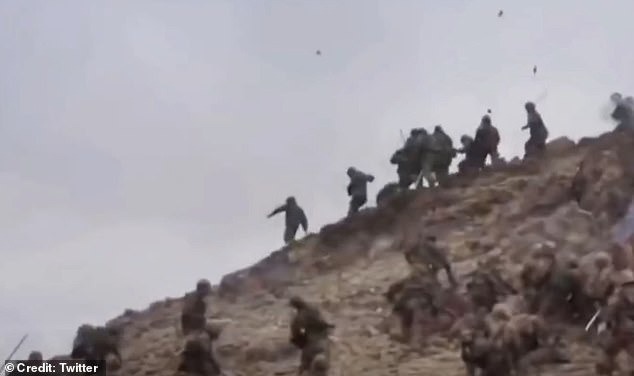 真正的決鬥！「中國印度大戰」完整新影片流出，石頭木棍齊飛。（翻自《每日郵報》）