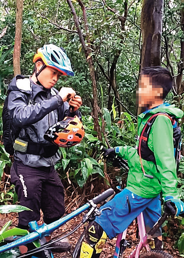 魏先生重金禮聘江勝山(左)當兒子(右)的教練,後來兒子也在全國賽中奪冠。(讀者提供)