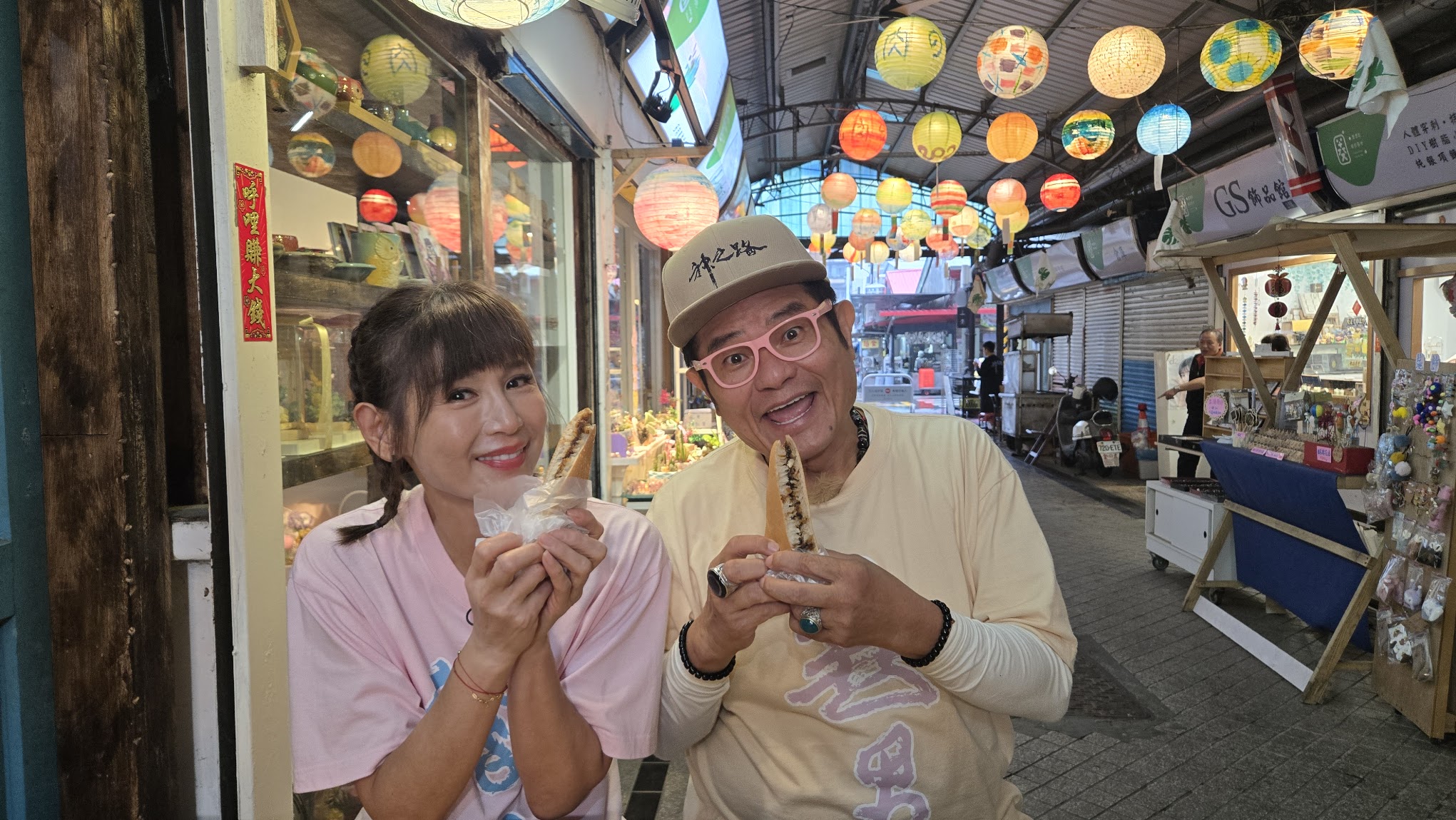 許效舜、鄭仲茵出外景。（東森超視提供）