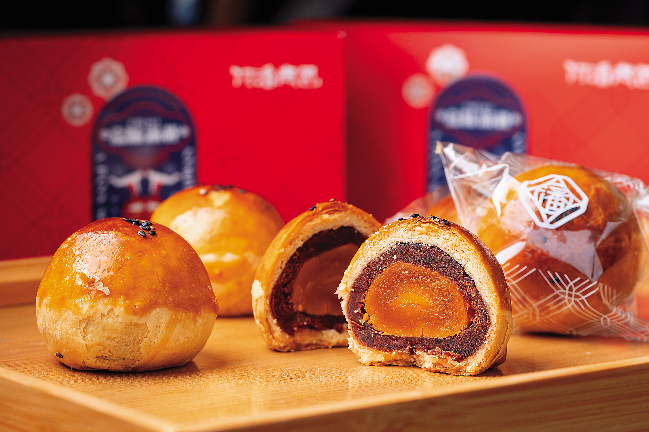 嘉義「阿潘肉包」主打超級酥脆的「蛋黃酥」，最內層的鹹蛋黃仍能保持溏心，非常考驗烘焙技術。（55元／顆、660元／12入）