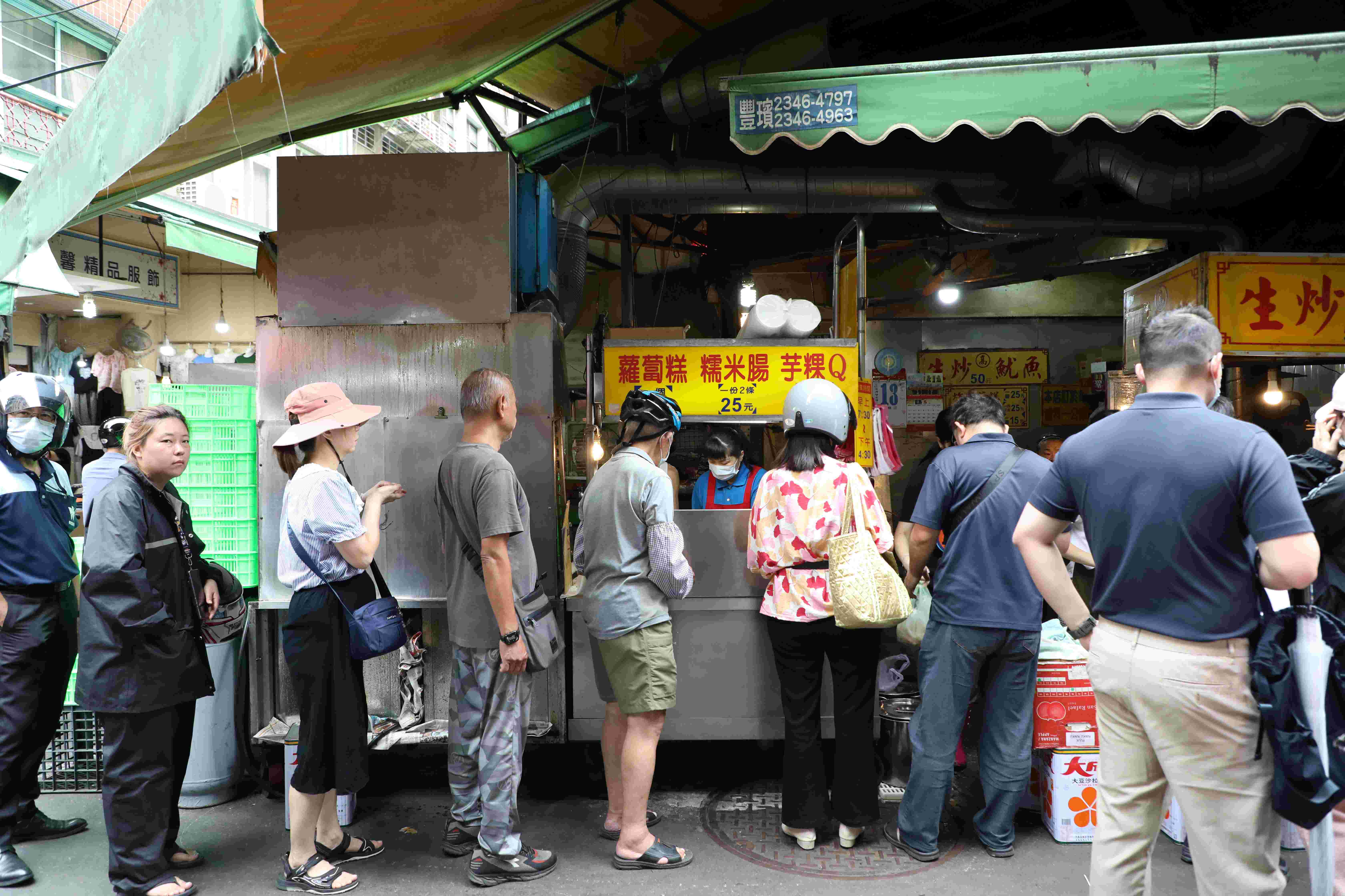 「板橋高記生炒魷魚」是黃石市場的超人氣排隊老攤,平日一大早就有人排隊外帶,攤位前幾乎都圍滿人。