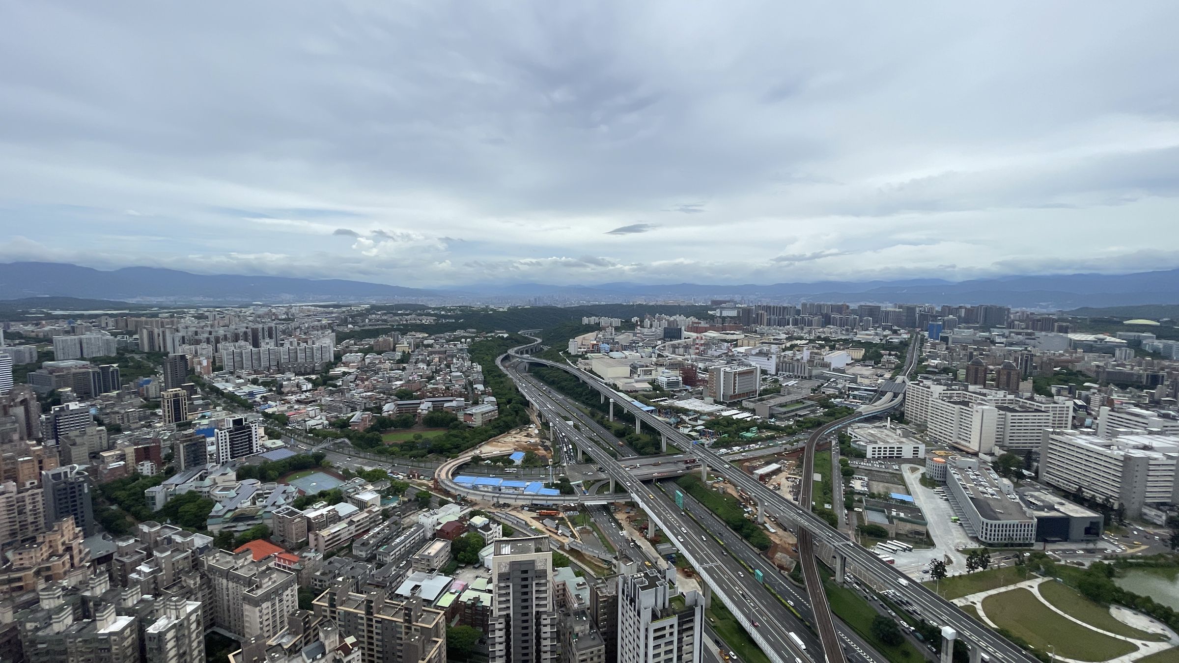 恩典大樓規劃設置「450台灣之眼」38F觀景台，結合林口台地地勢，可望俯瞰台北盆地與淡水河口。（東森集團提供）