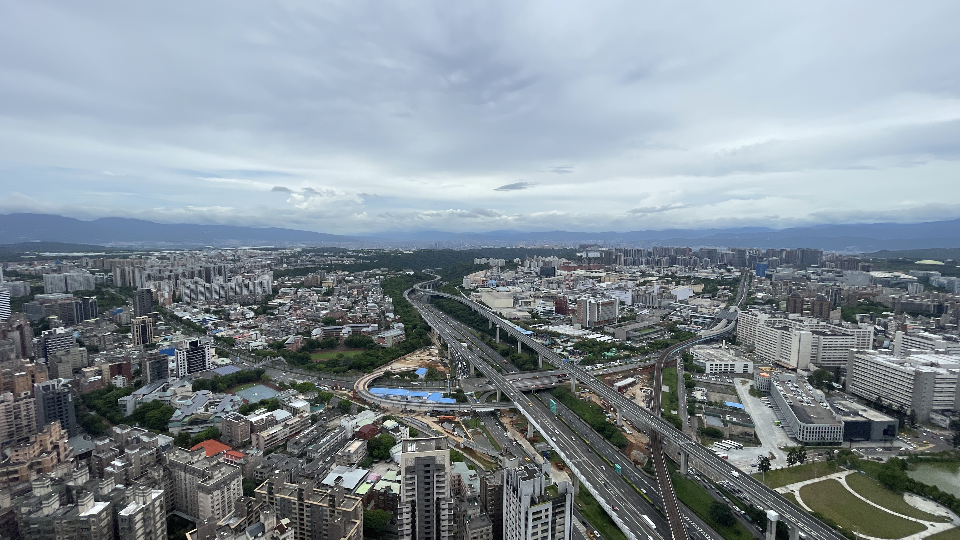 恩典大樓規劃設置「450台灣之眼」38F觀景台，結合林口台地地勢，可望俯瞰台北盆地與淡水河口。（東森集團提供）