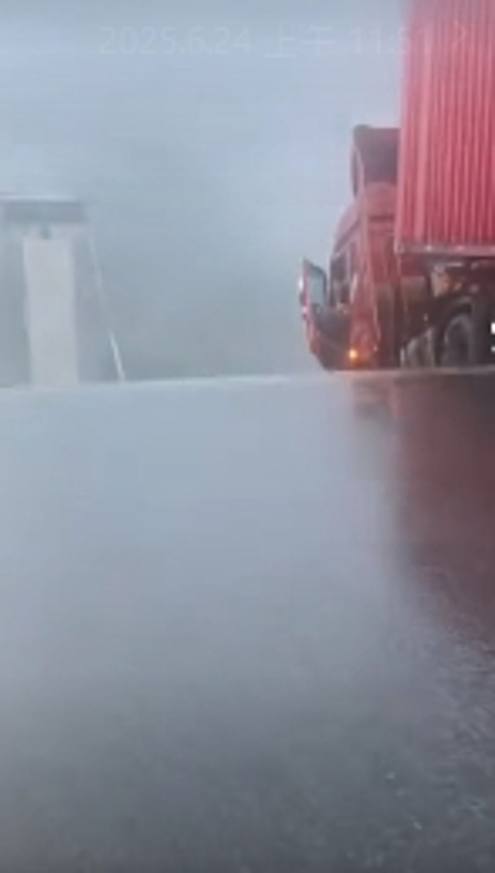 貨車車頭已經懸空。(翻攝自微博)