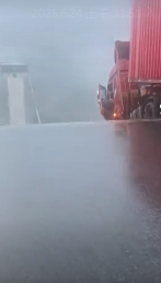 貨車車頭已經懸空。（翻攝自微博）