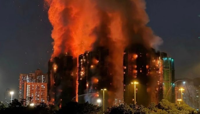 香港新界大埔宏福苑26日下午發生大火，至今傷亡人數還是在不斷攀升。（翻攝自微博）