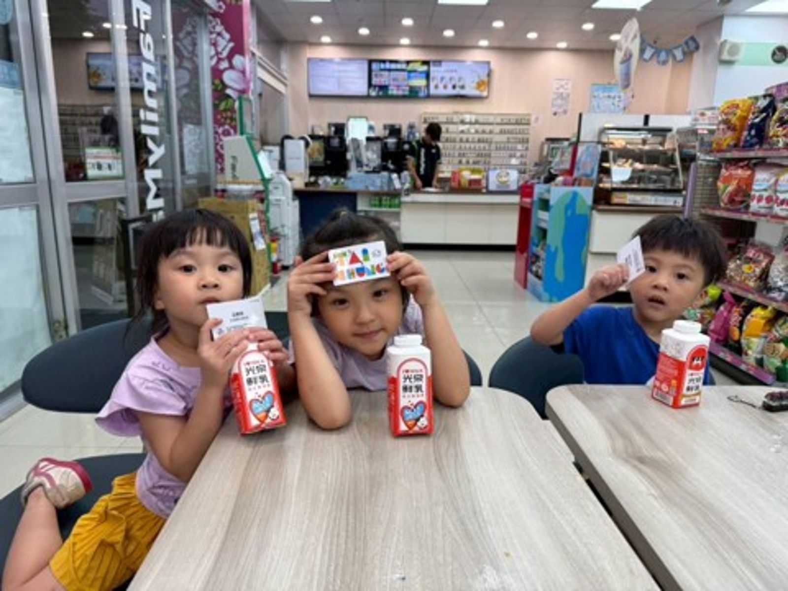 孩子持卡兌換鮮乳 每週補充成長營養(圖/台中市政府)