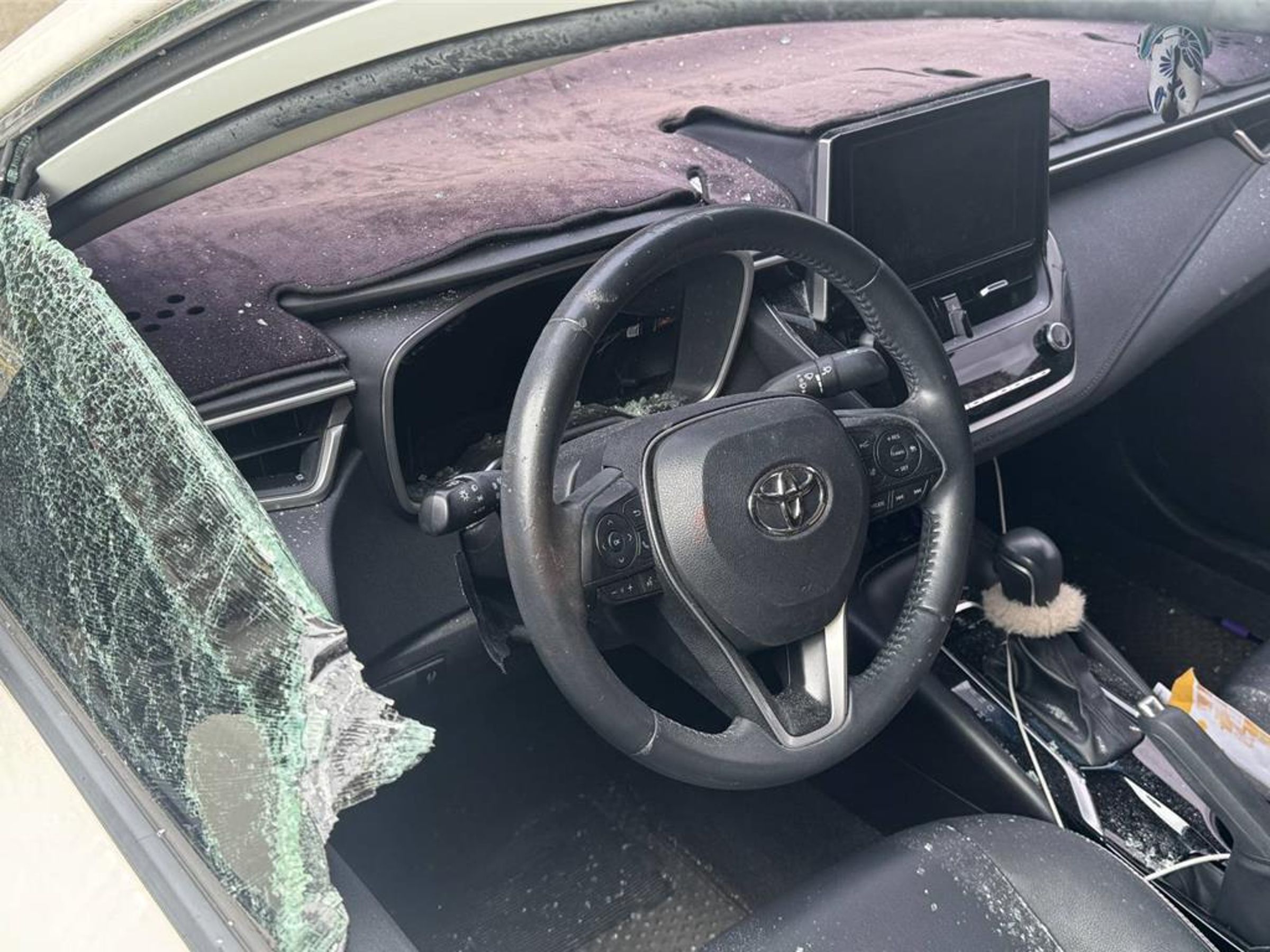 梁姓男子昨駕車行經台66線，與楊姓駕駛發生行車糾紛，遭楊男持高球桿砸破駕駛座車窗，目前警方已介入偵辦。（警方提供）