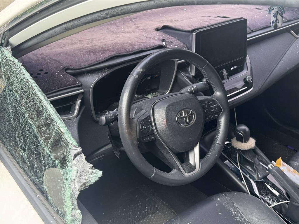 梁姓男子昨駕車行經台66線，與楊姓駕駛發生行車糾紛，遭楊男持高球桿砸破駕駛座車窗，目前警方已介入偵辦。（警方提供）