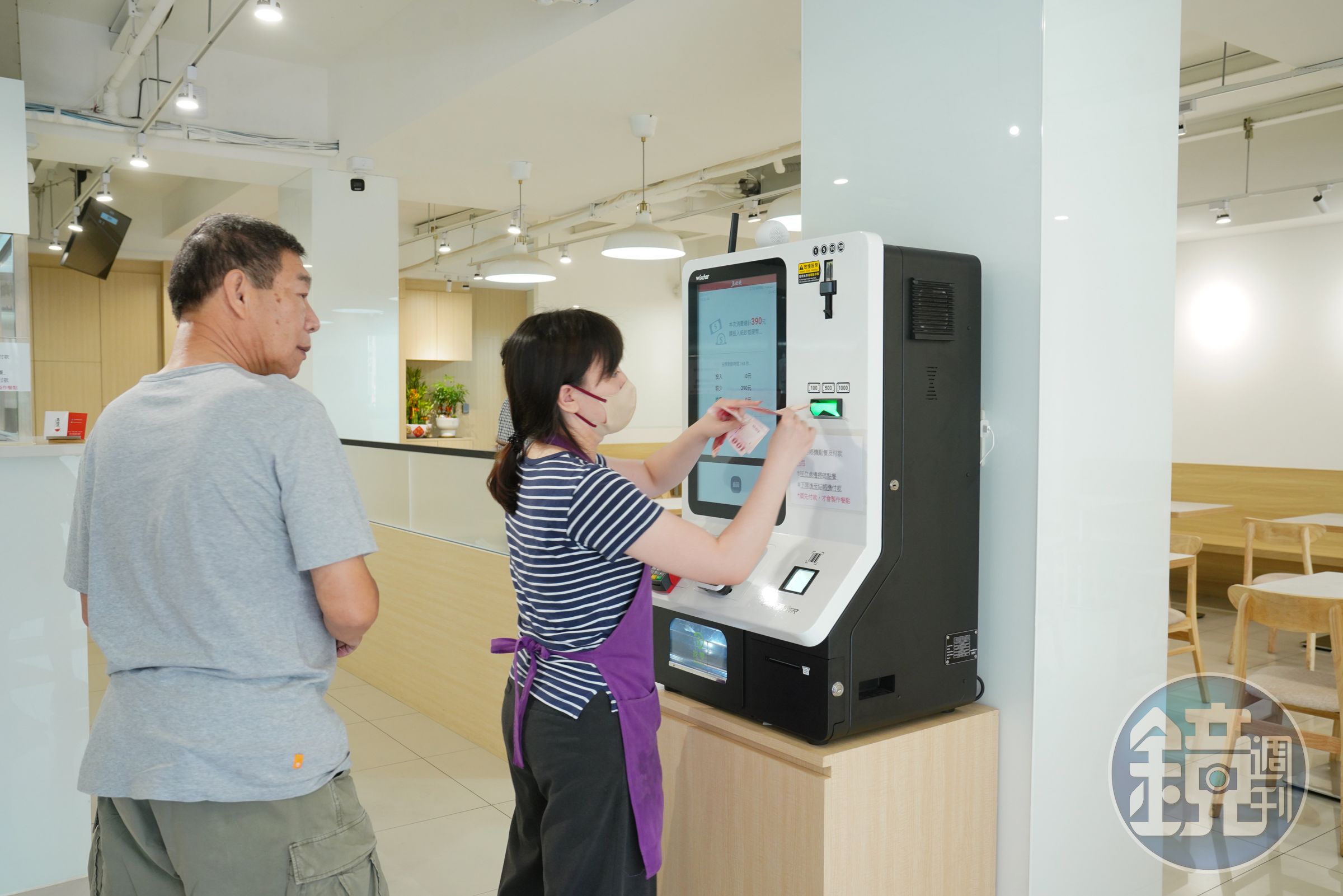 五燈獎豬腳老店自強店,採現代化經營,店內也裝設了自助點餐機。