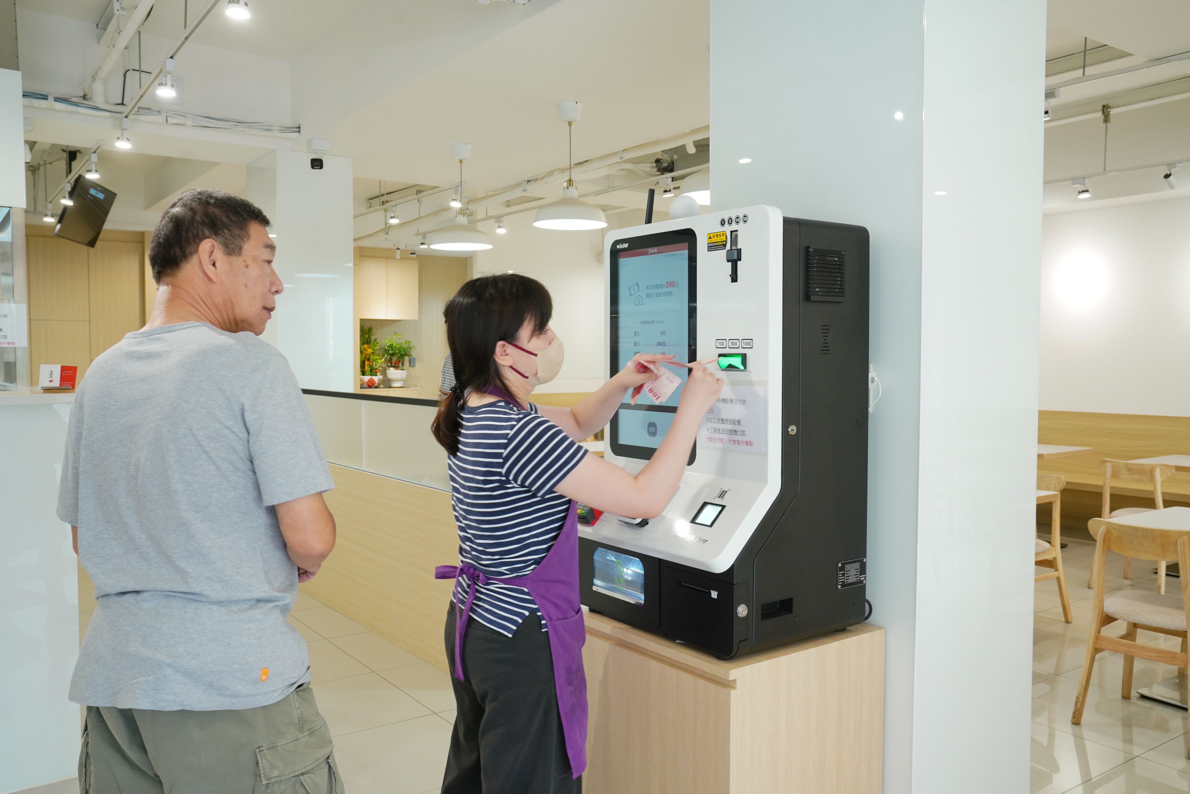 五燈獎豬腳老店自強店,採現代化經營,店內也裝設了自助點餐機。