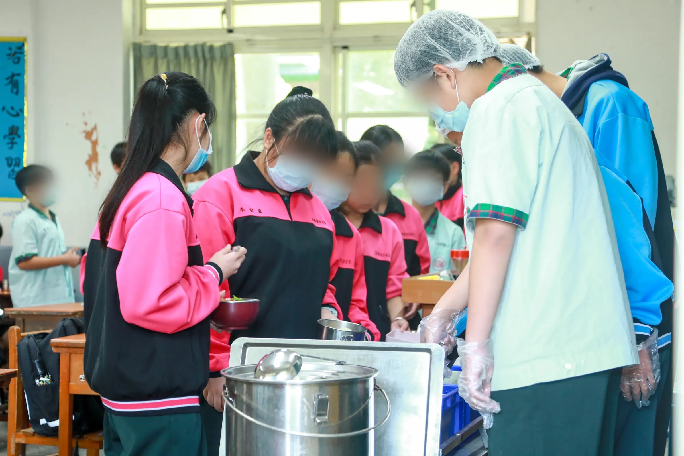 台中傳出小學營養午餐份量分配不均問題，一鍋貢丸湯竟然只有9顆貢丸分30個學生。（示意圖，台中市政府提供）
