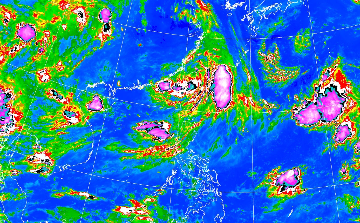 丹娜絲今天早晨已減弱為輕度颱風，暴風圈範圍預估也會持續縮小。（中央氣象署提供）