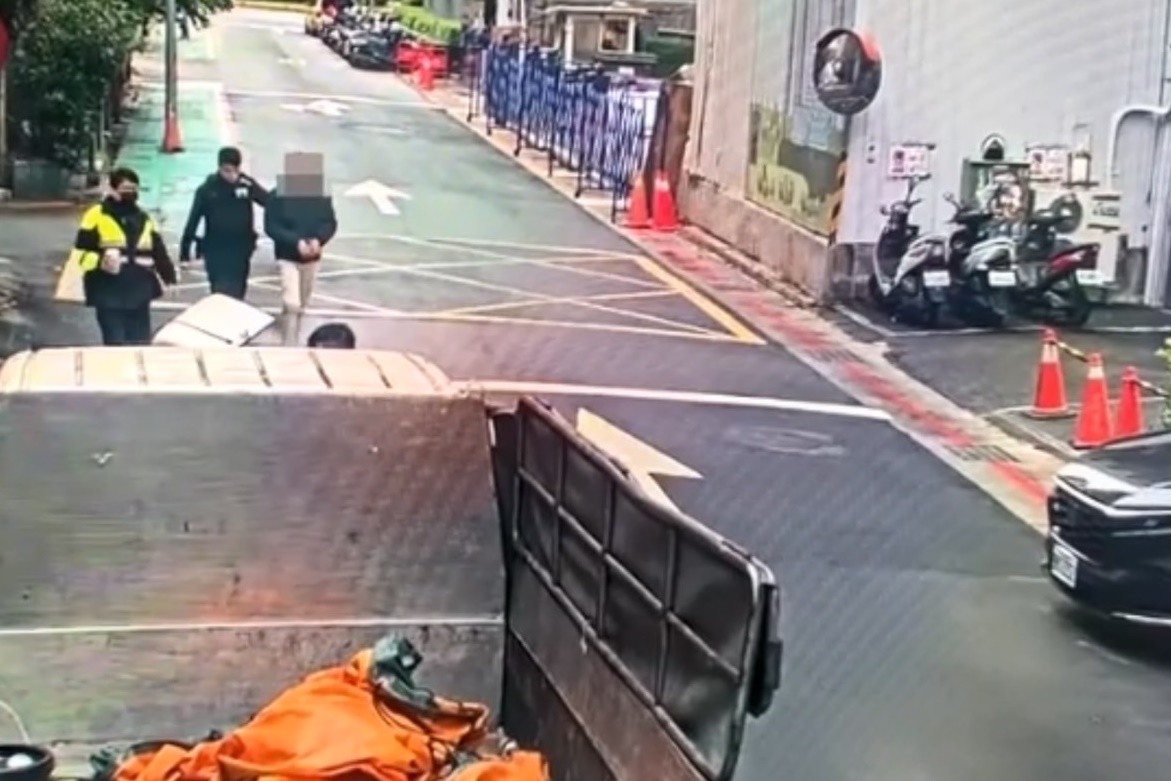 警方查出郭男的通緝身分後，將他依法上銬逮捕歸案。（翻攝畫面）