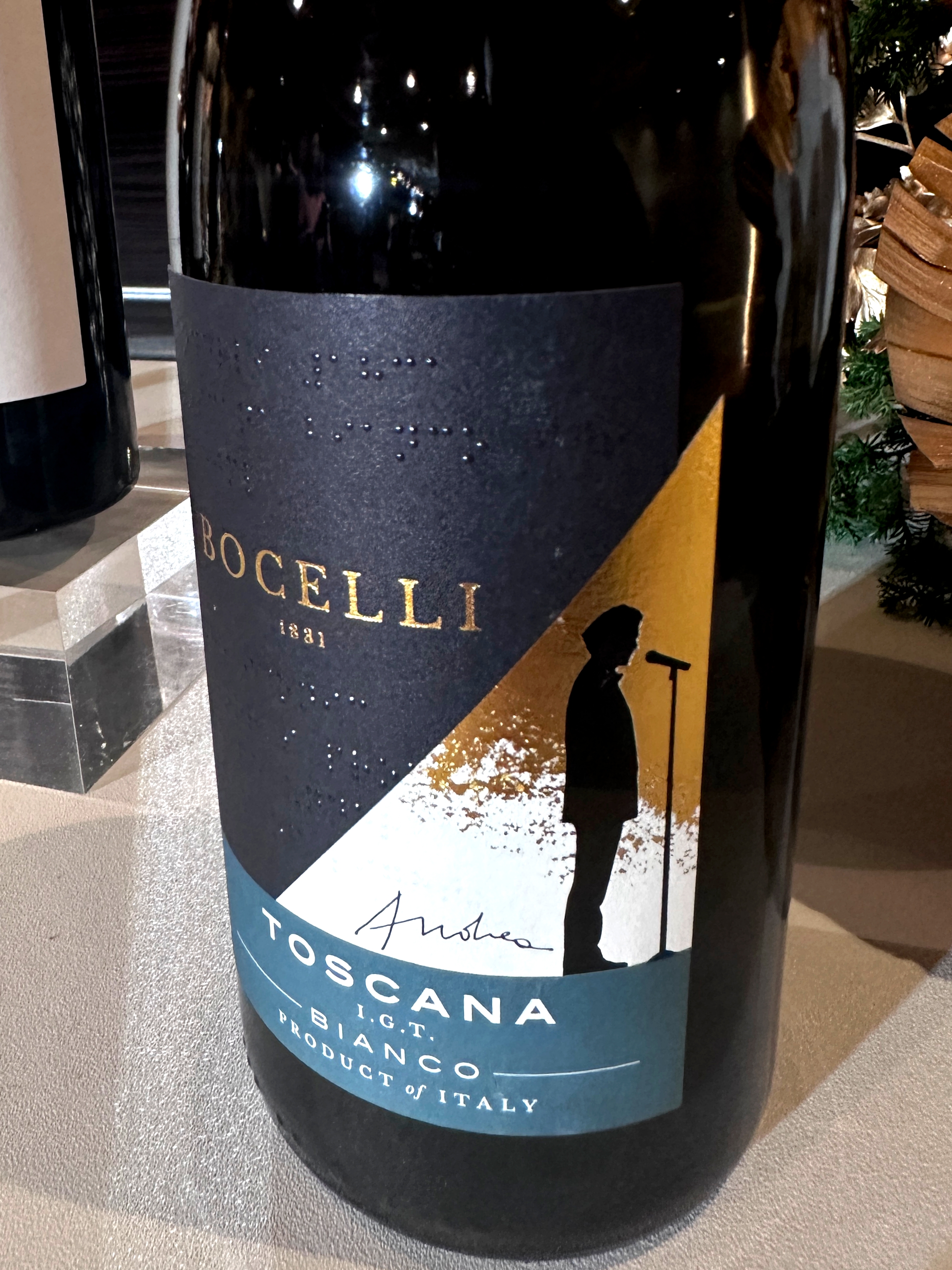 美聲天王波伽利葡萄酒簽名系列的「TOSCANA  BIANCO I.G.T.托斯卡尼白酒」酒標上同樣印有盲文點字。（1,280元／瓶）