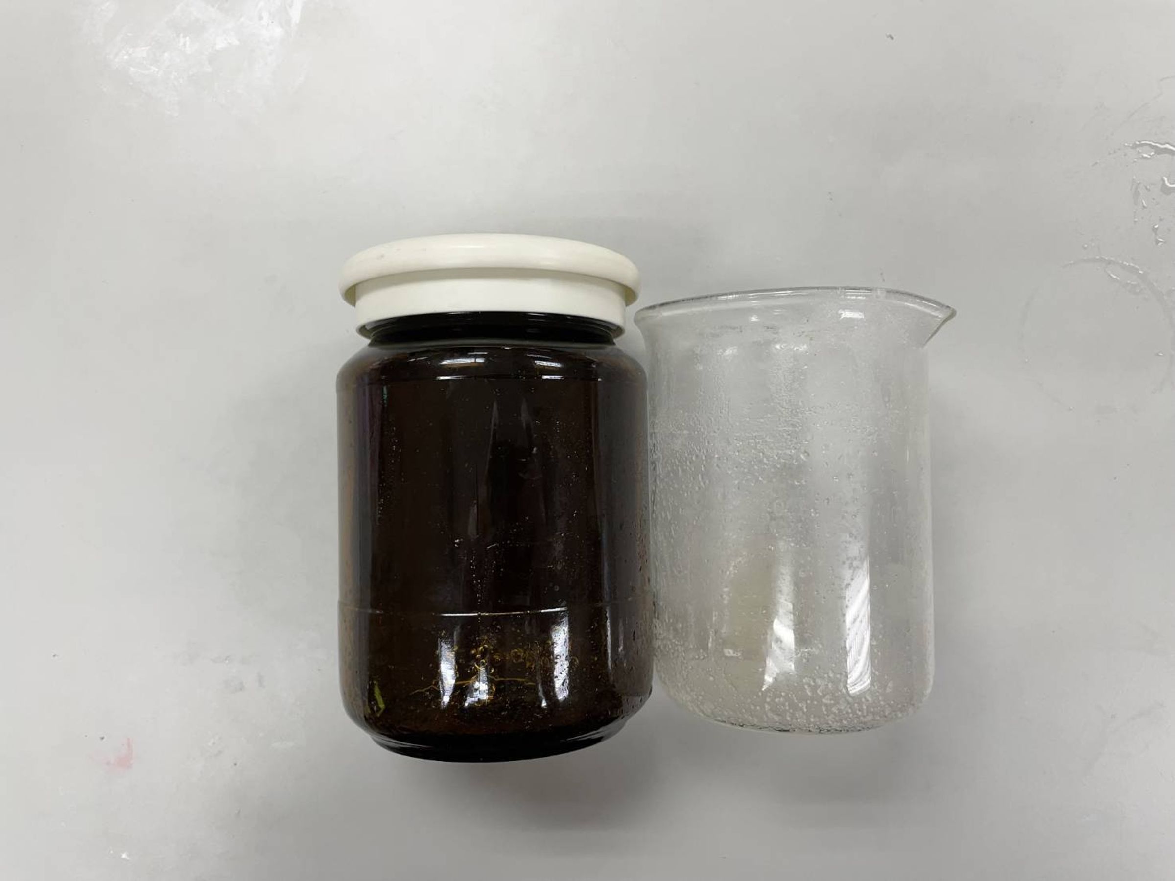 警方查獲大量依托咪酯菸油(淨重461公克)及菸彈。(翻攝畫面)