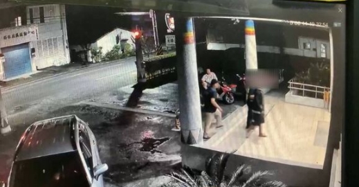 兩友人酒後起激烈口角，其中一人遭水果刀狂刺身亡。（翻攝畫面）