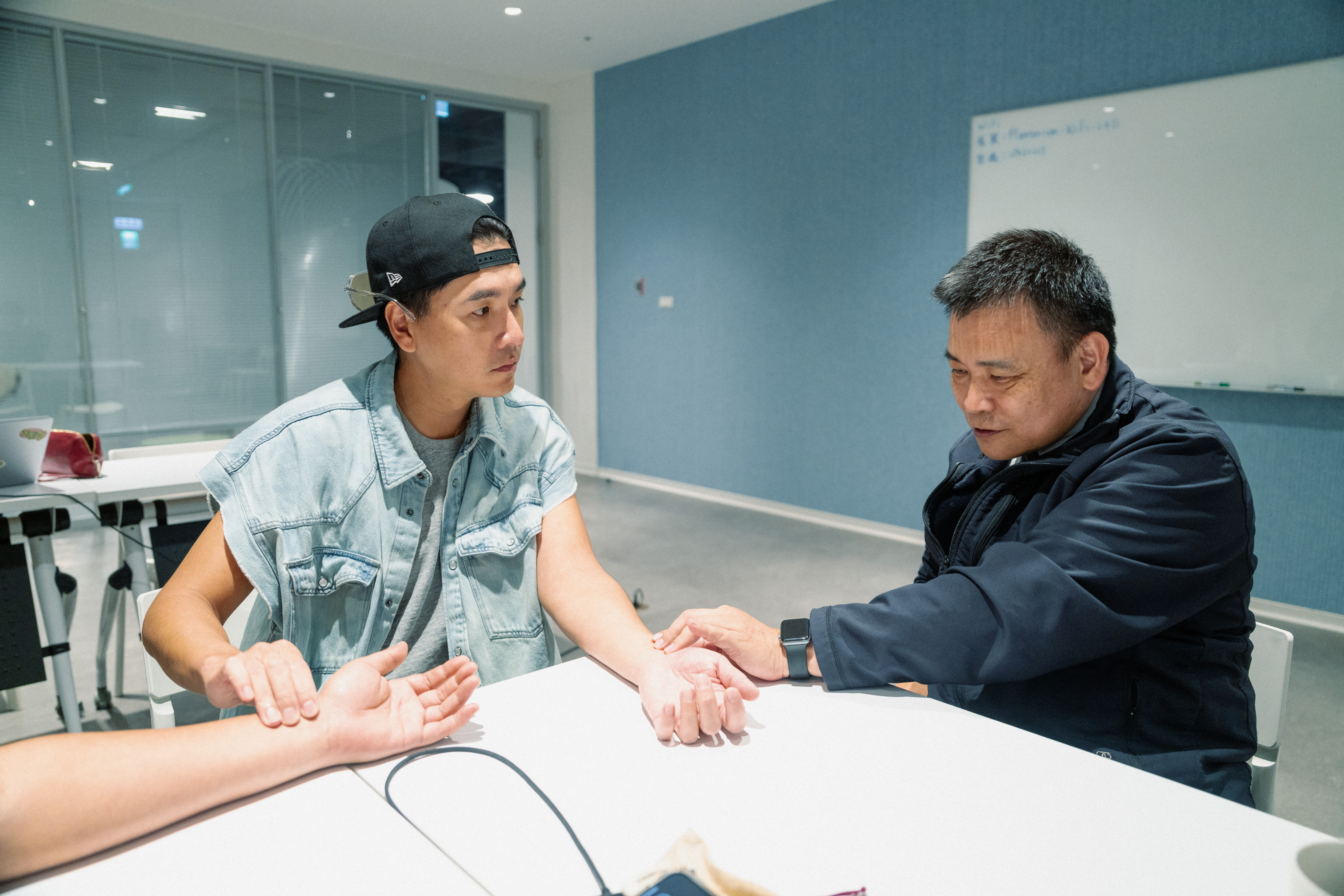 王傳一（左）開拍前就和葉明憲醫師學把脈。（大愛台提供）