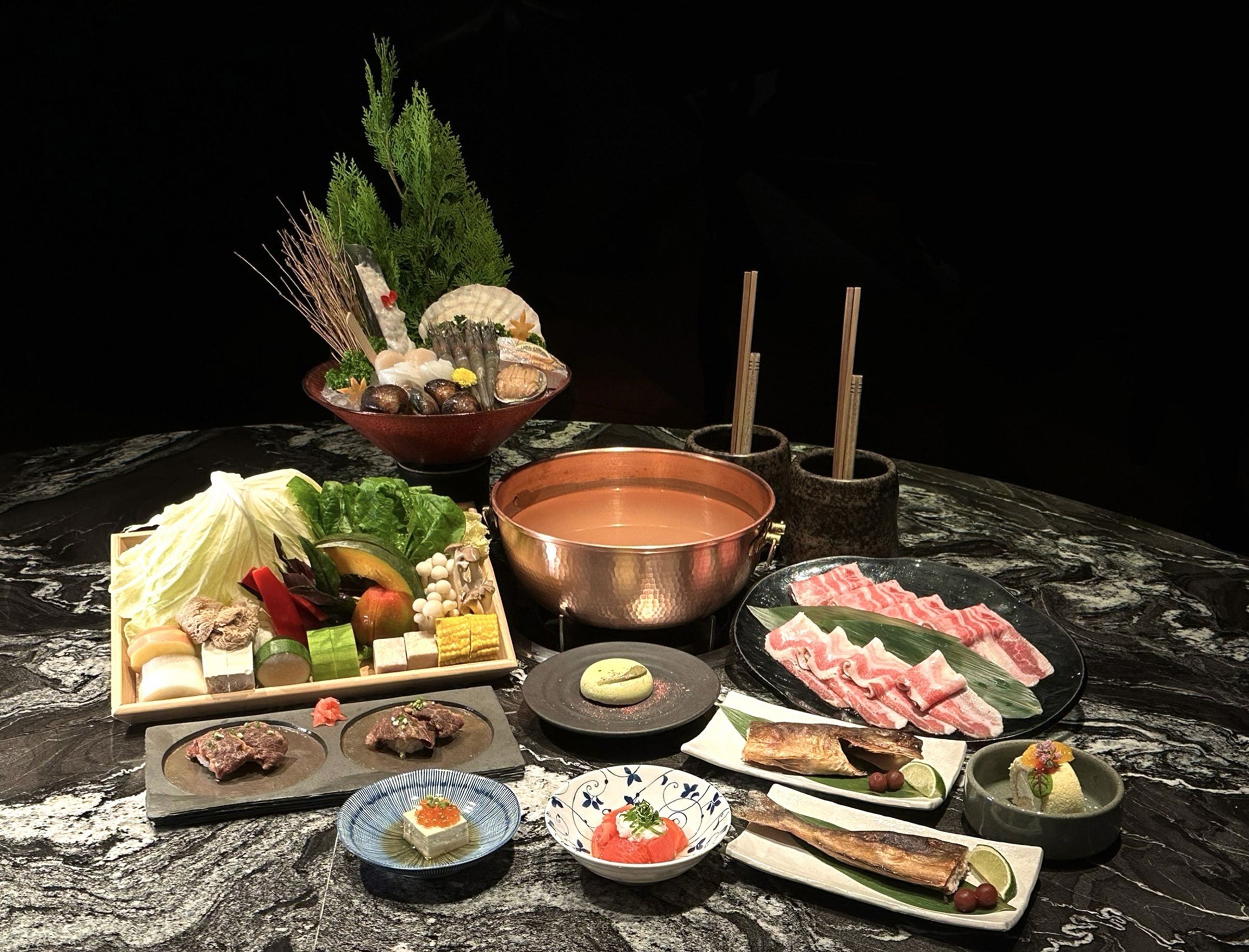 全新「平日午間雙人套餐」回歸登場，民眾只要在週一至週五午間，就能以相對親民的價格體驗米其林推薦的頂級鍋物。（但馬家涮涮鍋提供）