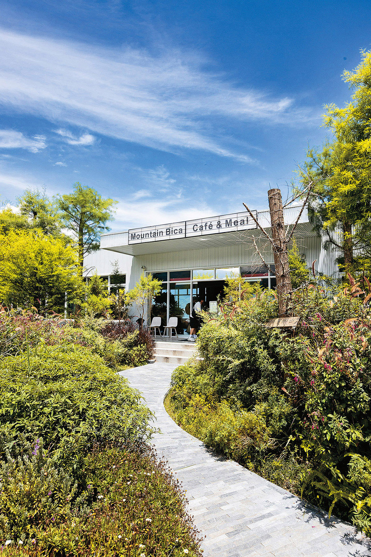 「Mountain Bica Café & Meal」靠近南投仁愛鄉台十四甲六公里處，門口種滿綠意植栽，是遊客進入清境山區前的咖啡中繼站。
