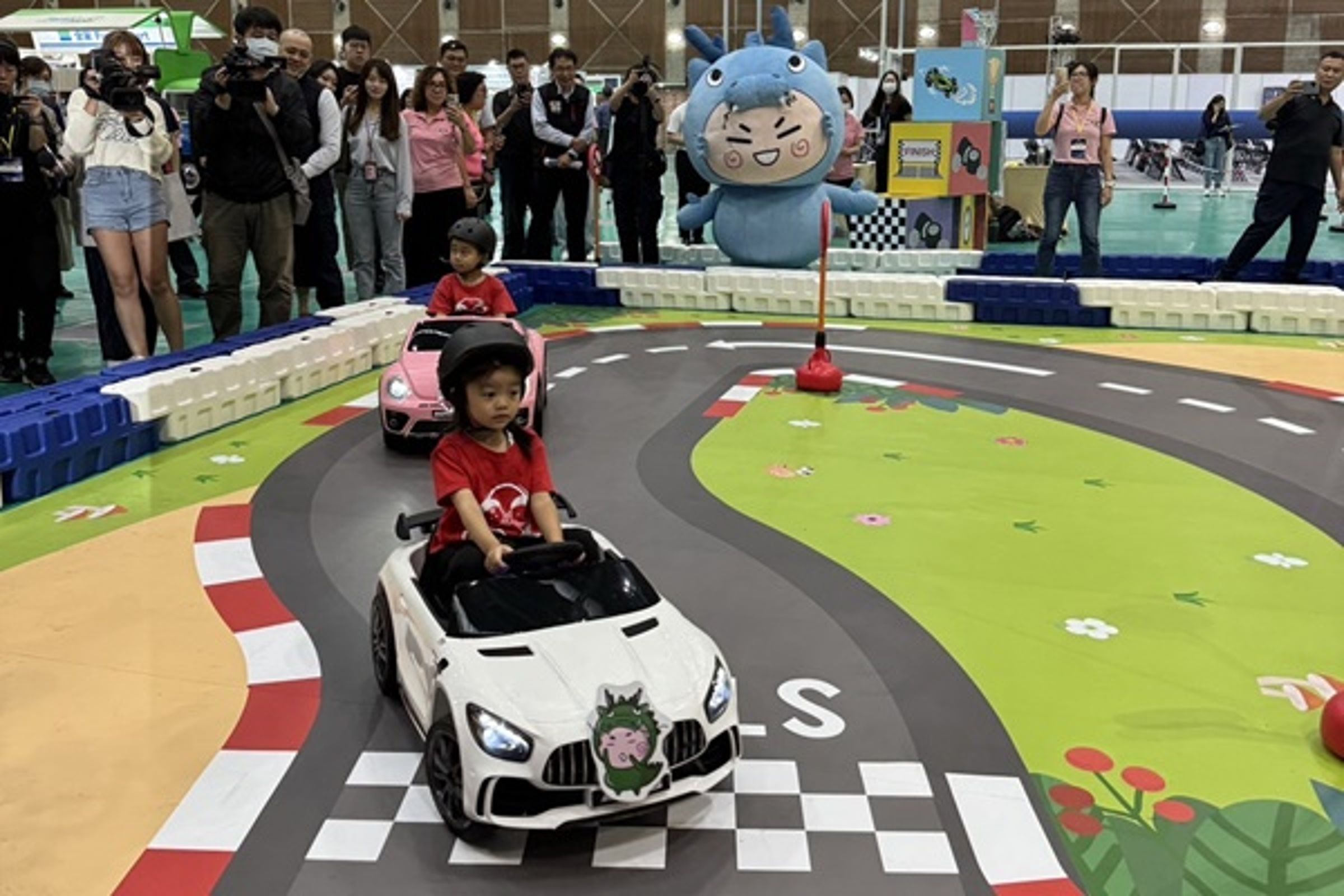 博覽會特設「小小電動車手體驗區」讓孩子們開心體驗電動車。