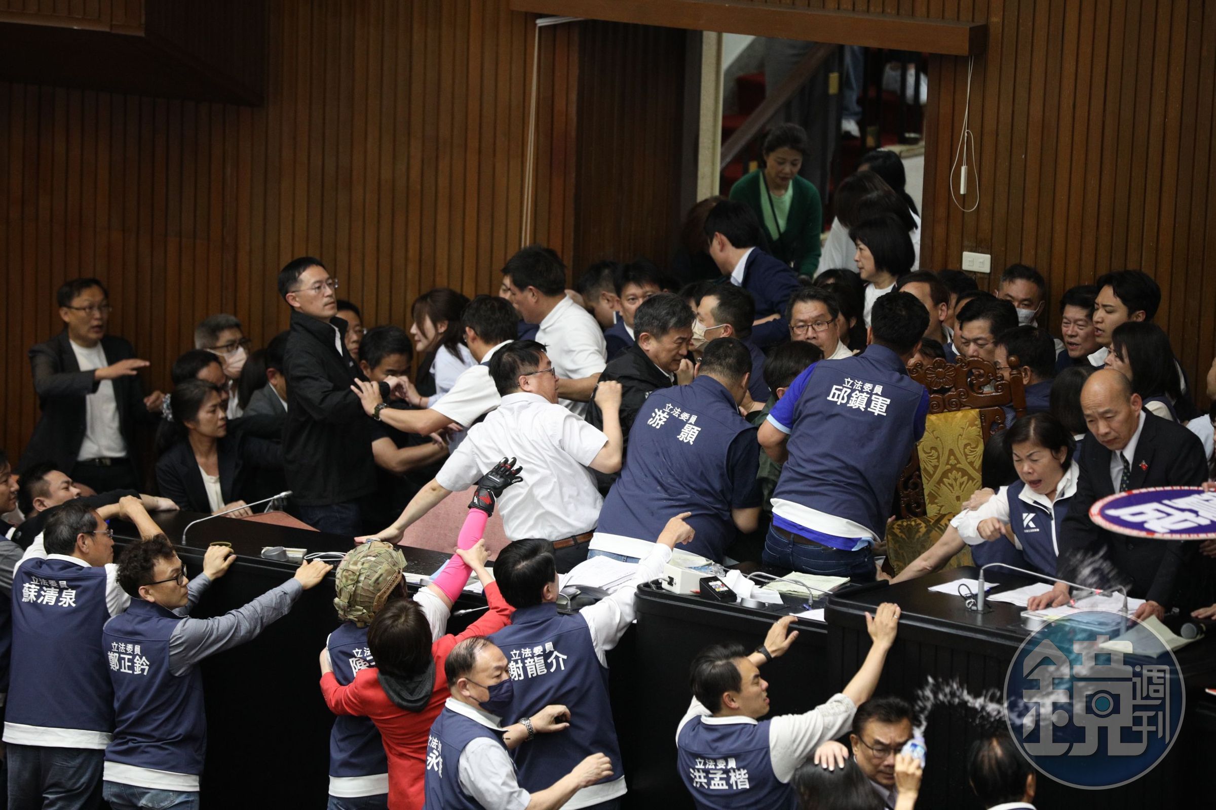 藍綠為搶主席台數度爆發激烈肢體衝突、多名立委掛彩送醫。