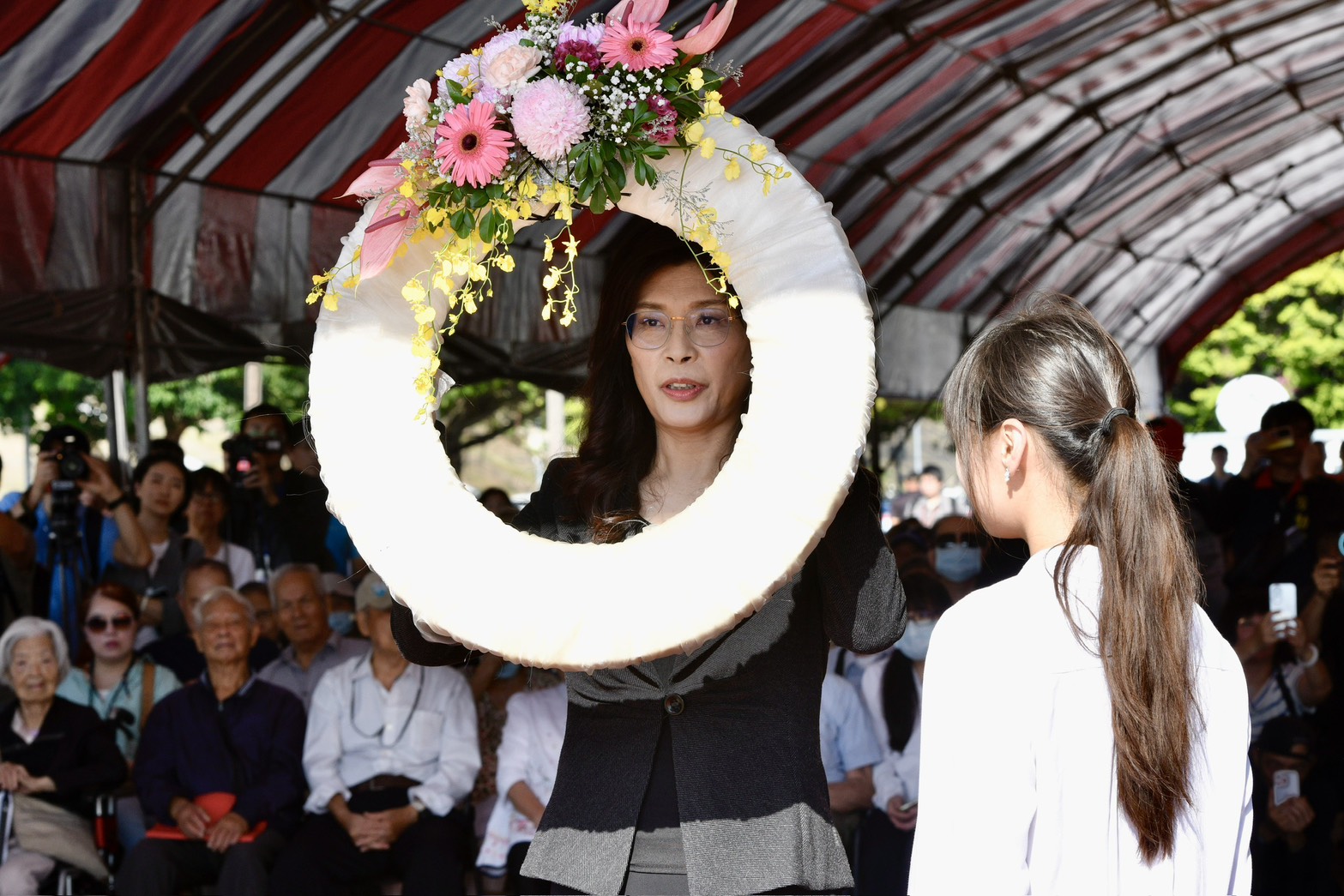 鄭麗文出席白色恐怖受難者秋祭,被外界質疑「祭共諜吳石」,引發輿論風暴。