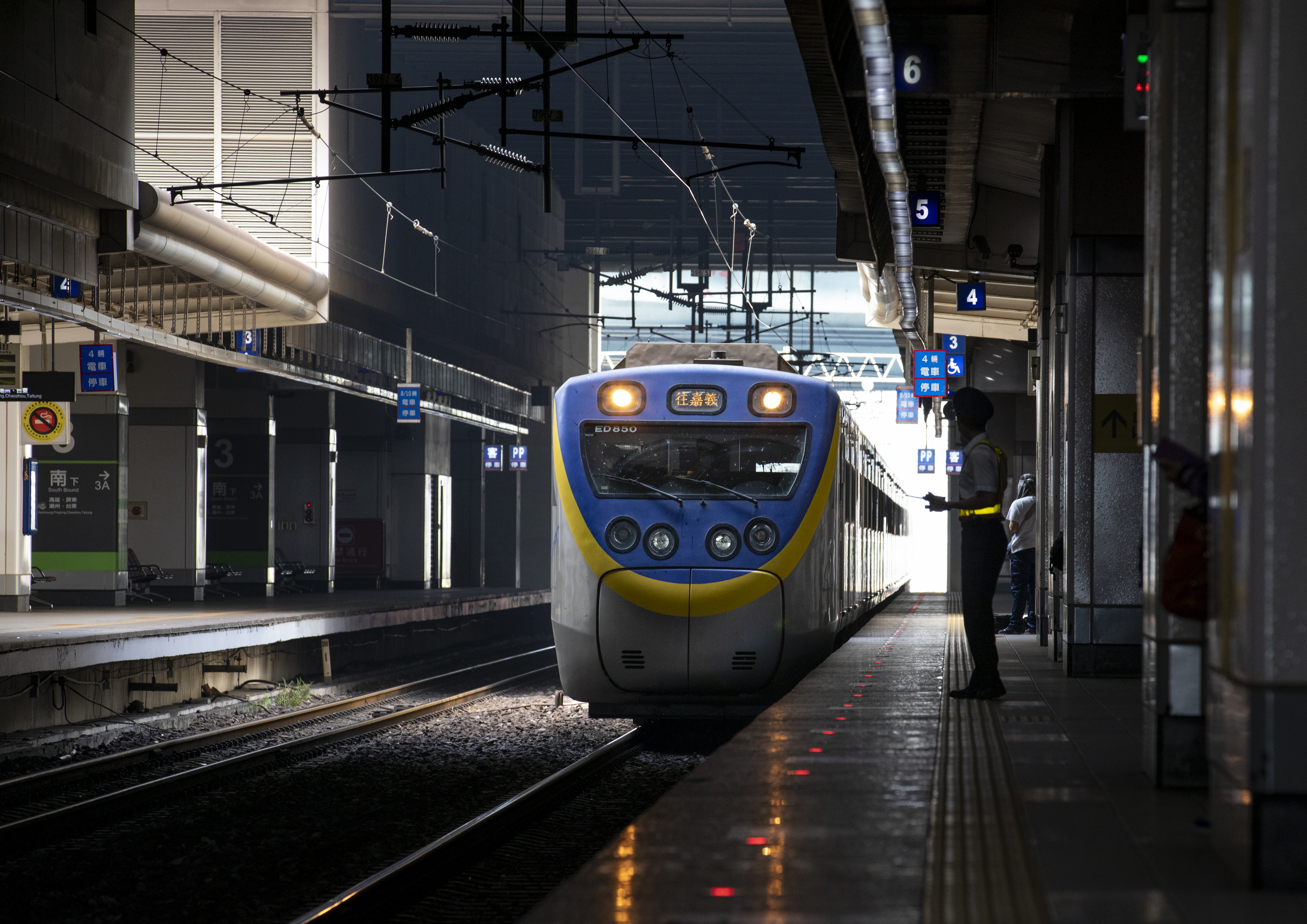 一名網友搭乘台鐵區間車遇上乘客亂按緊急鈴，導致列車停下。（示意圖，本刊資料照）