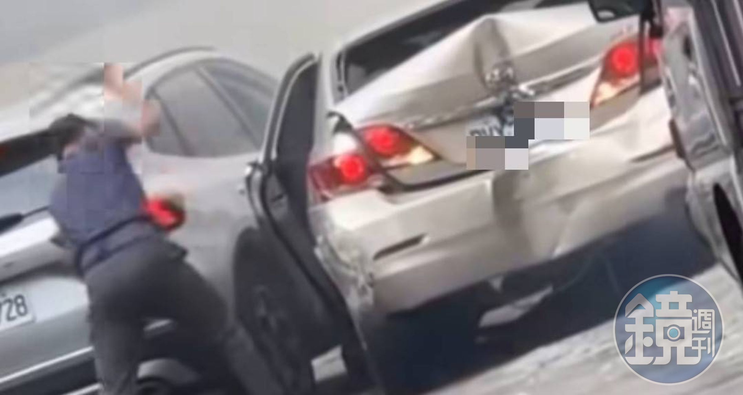 警方敲窗拉車門企圖阻止嫌犯逃走。(網路翻攝)