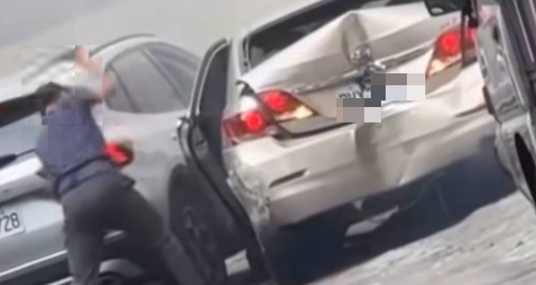 警方敲窗拉車門企圖阻止嫌犯逃走。(網路翻攝)