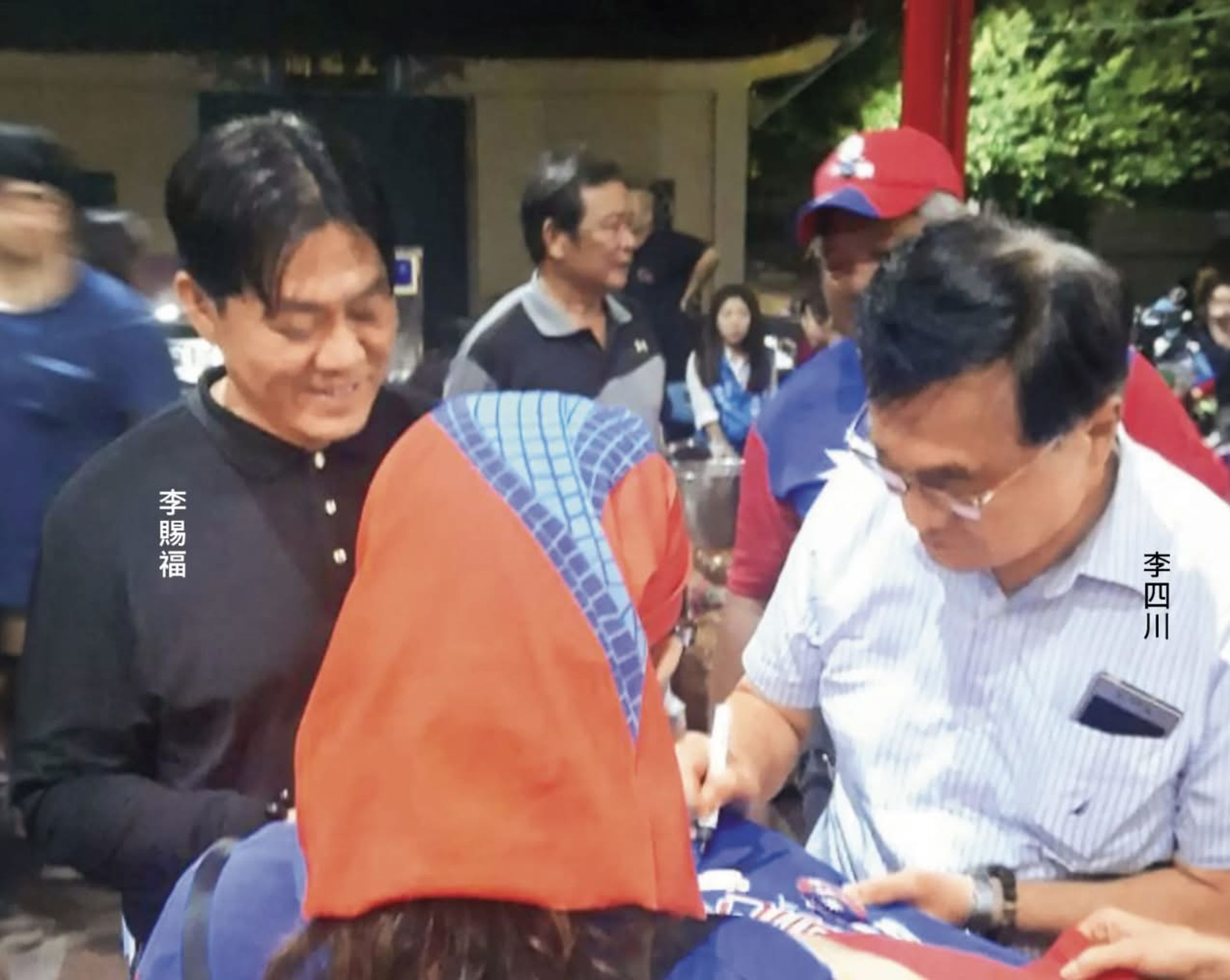 立法院長韓國瑜在2019年準備角逐總統寶座時,曾赴小琉球拜票,李四川與李賜福倆兄弟也同台現身。(翻攝四叉貓臉書)