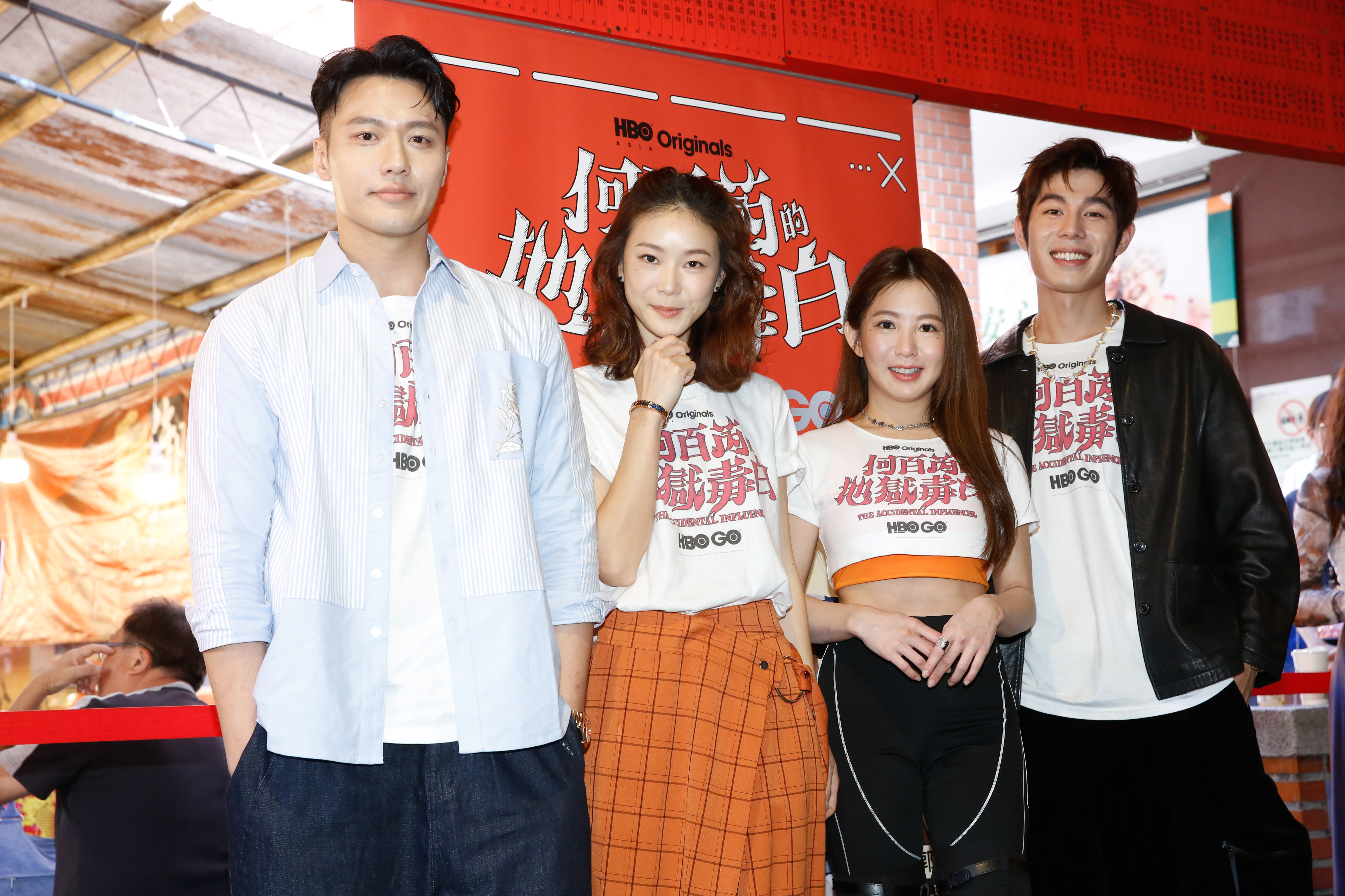 郭書瑤今和鍾瑶、姚以緹、張睿家以及詹懷雲等人今在霞海城隍廟前為新戲造勢。