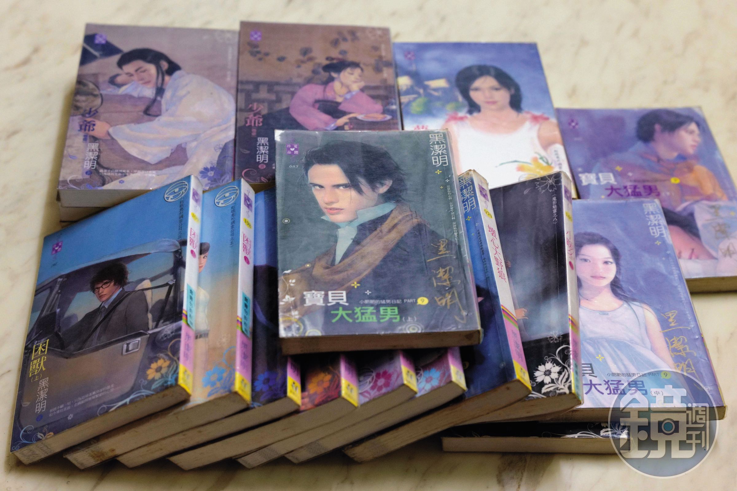 黑潔明作品近百本,幾乎都是系列作,且系列與系列間還會有連結,被讀者說是「黑潔明宇宙」。